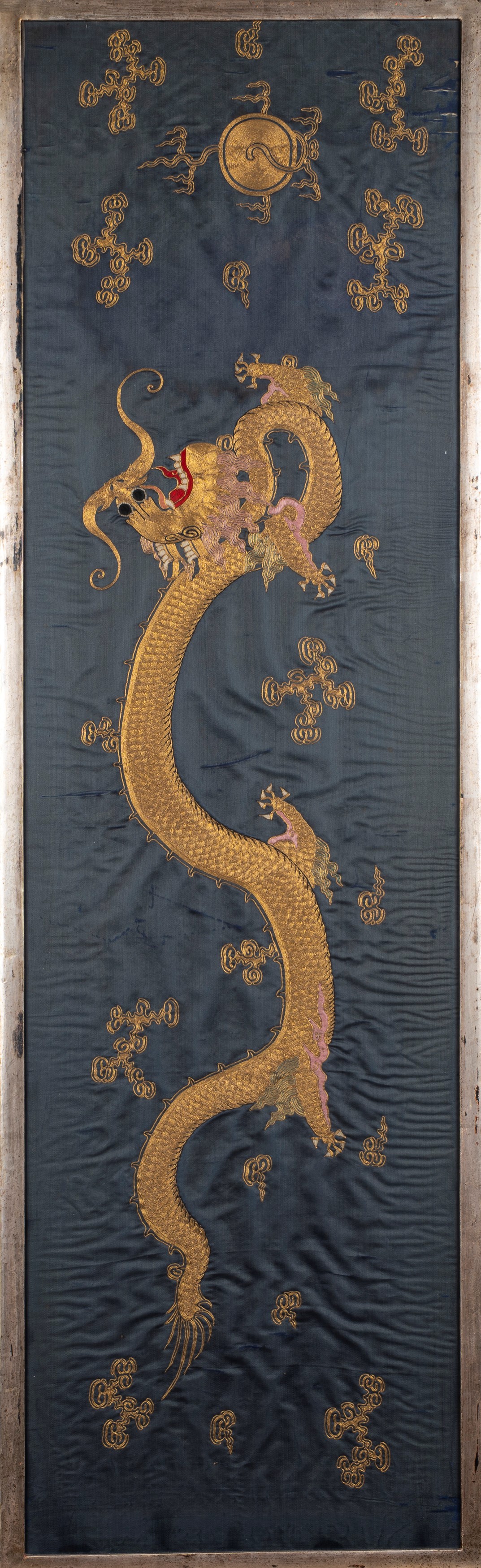 Pannello in seta ricamata raffigurante un drago in fili dorati su fondo blu con nuvole stilizzate...