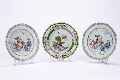 Tre Piatti in Porcellana Famiglia Rosa. Cina, Secolo XVIII
