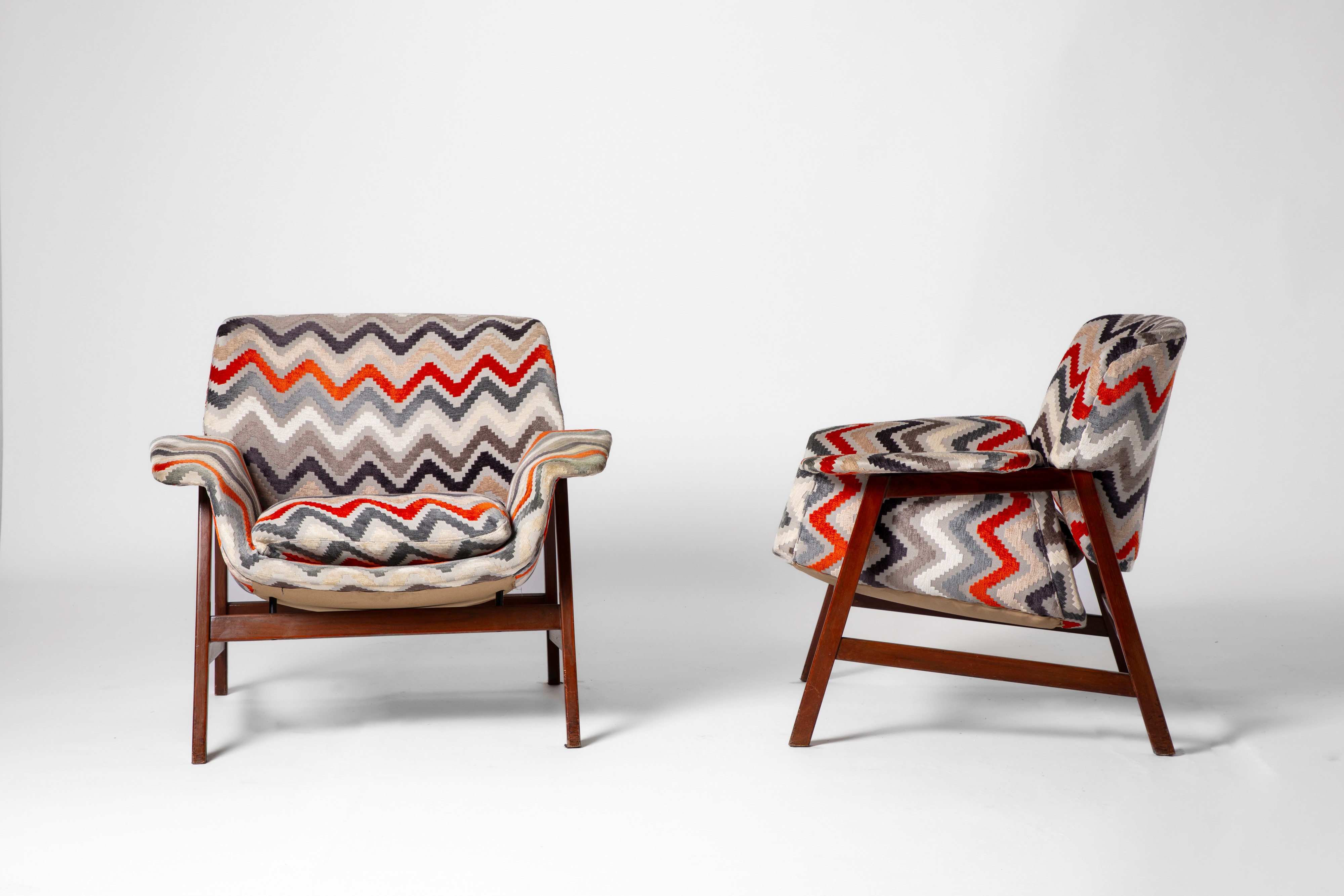 Coppia di poltrone modello no. 849