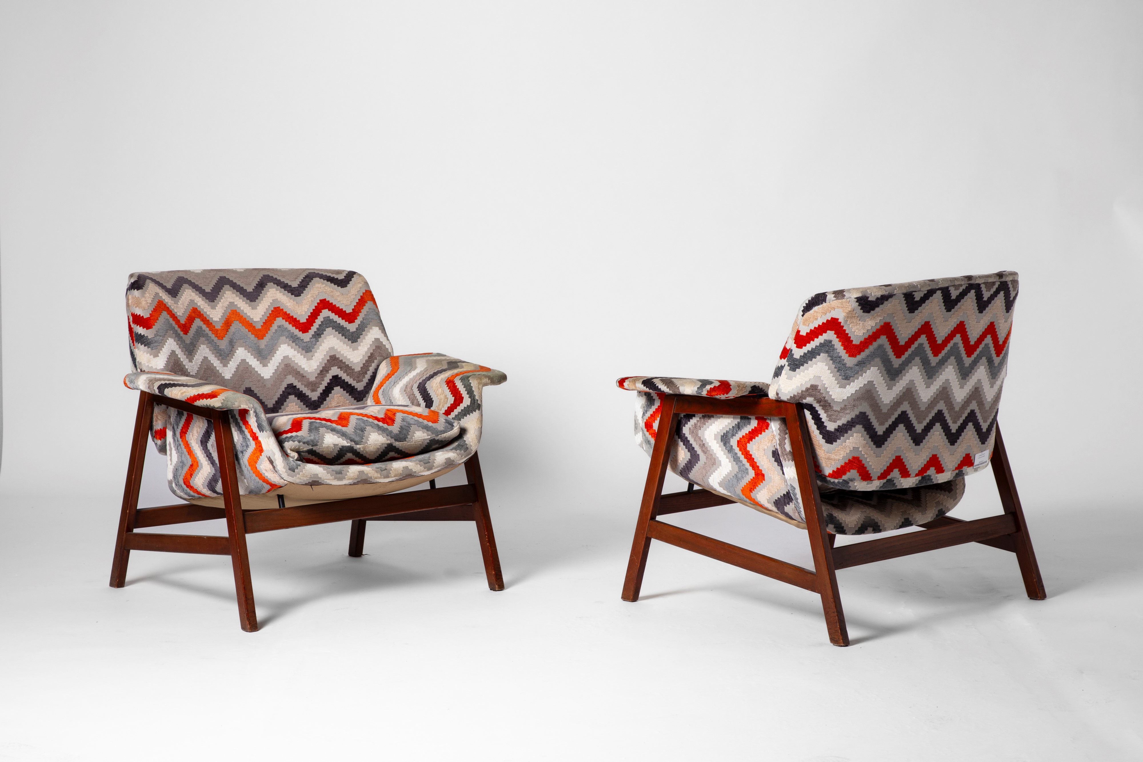 Coppia di poltrone modello no. 849