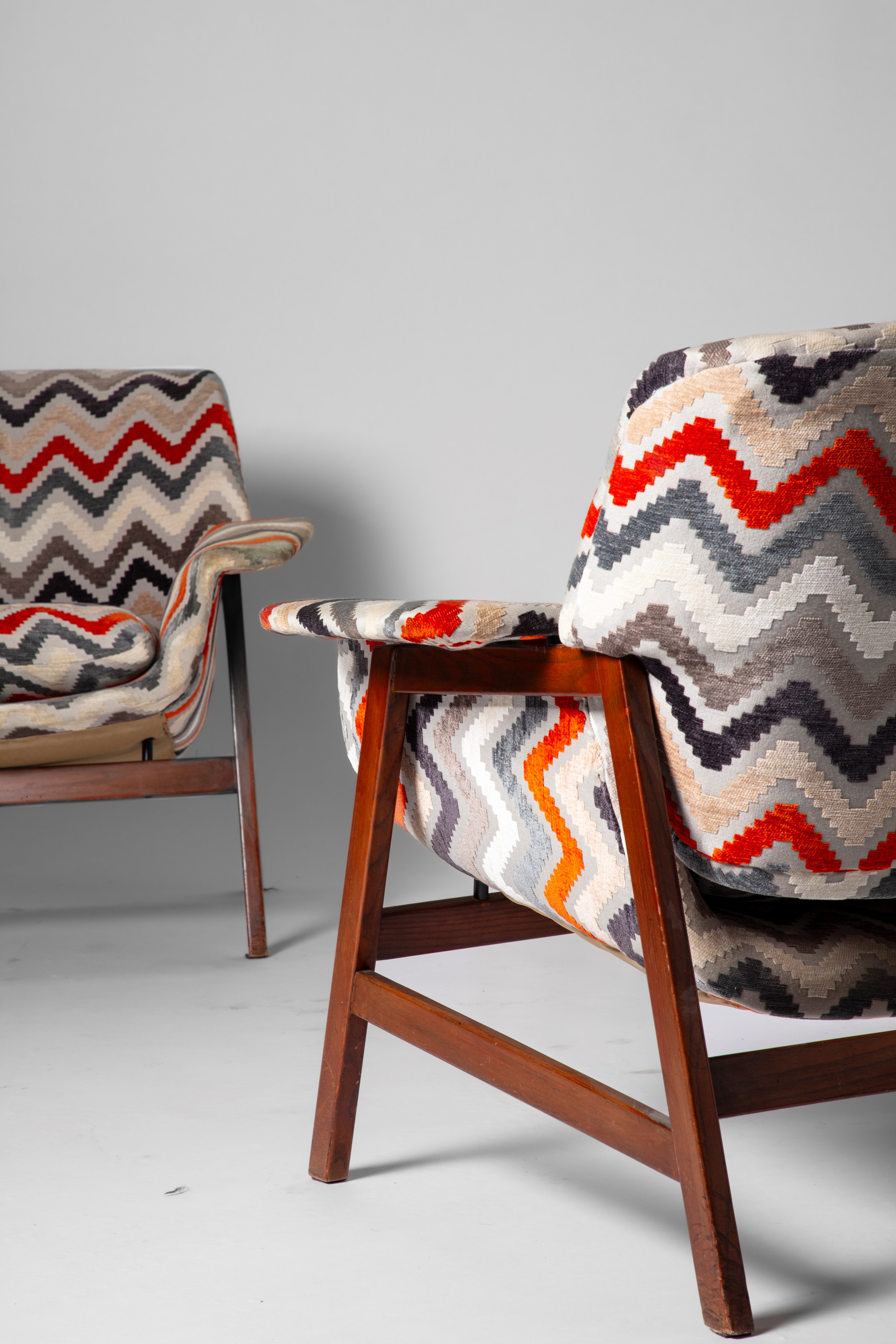 Coppia di poltrone modello no. 849