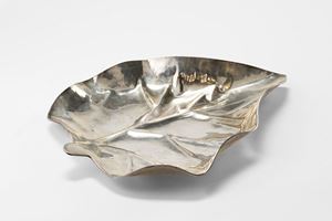 Decorative element in the shape of a leaf