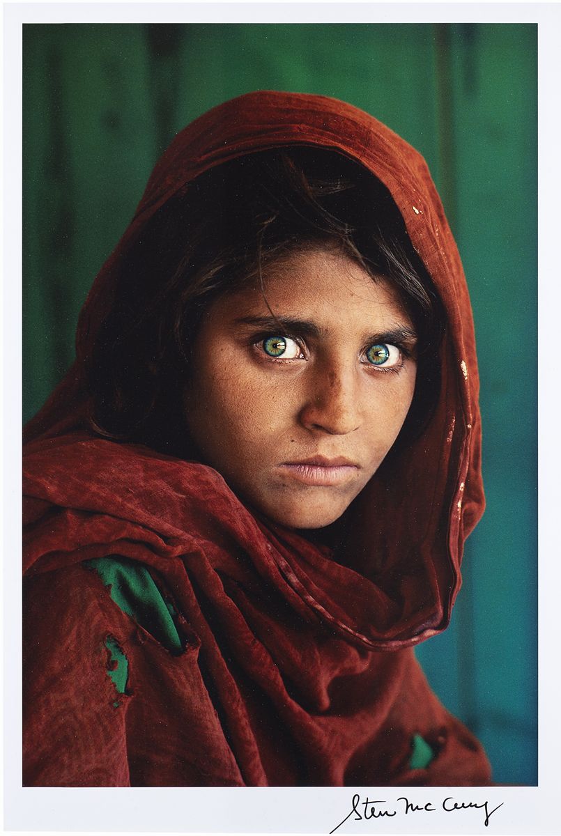 Steve Mccurry - Afghan Girl, Sharbat Gula, Peshawar, Pakistan, C-print su carta Fujicolor, 1984