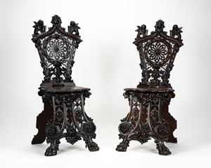 Coppia di sgabelli di forma mossa in legno intagliato. Veneto, fine secolo XIX