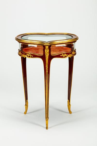 Tavolino a Vetrina a Forma di Cuore Montato con Bronzi Dorati di Joseph-emmanuel Zwiener, Francia...