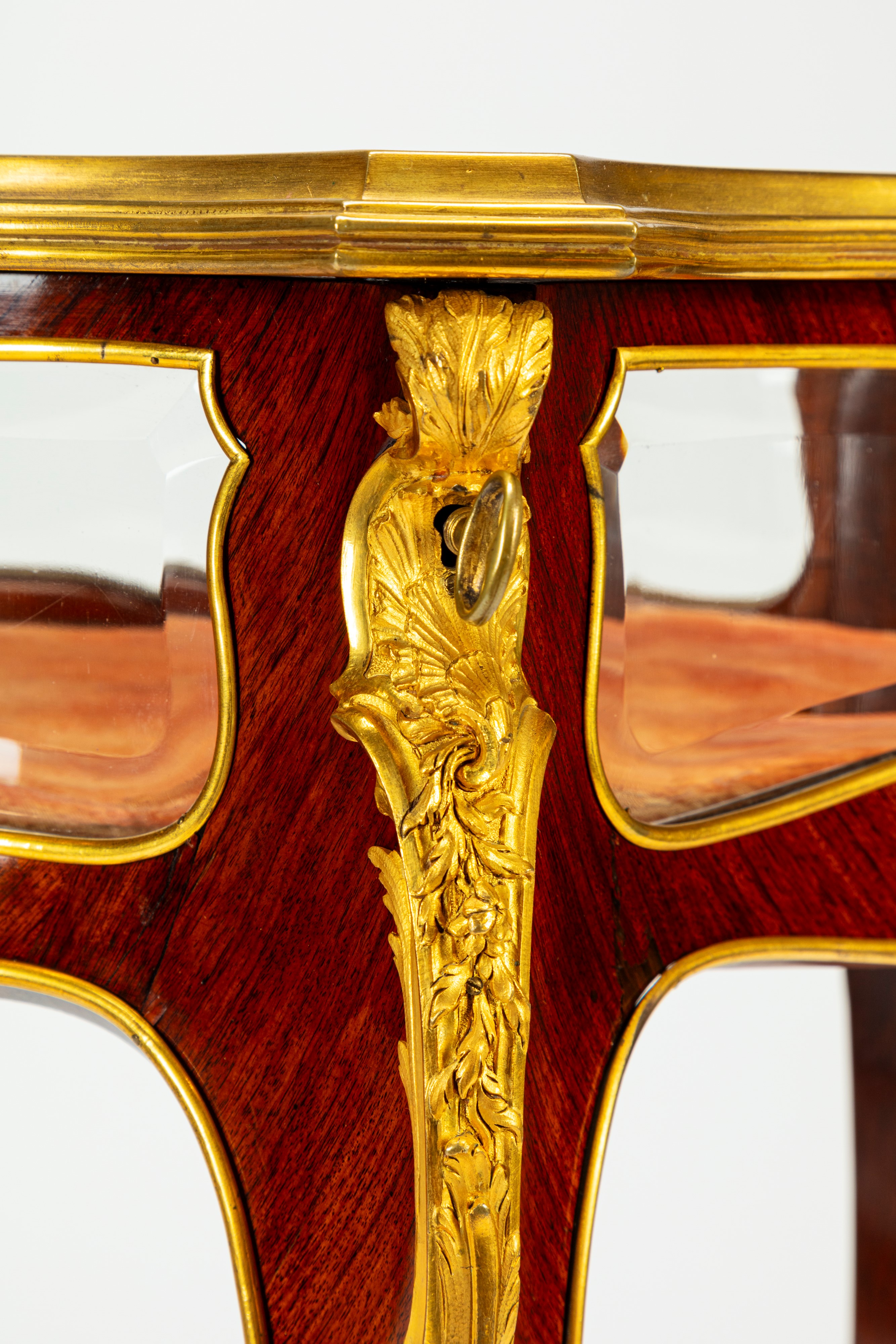 Tavolino a Vetrina a Forma di Cuore Montato con Bronzi Dorati di Joseph-emmanuel Zwiener, Francia...