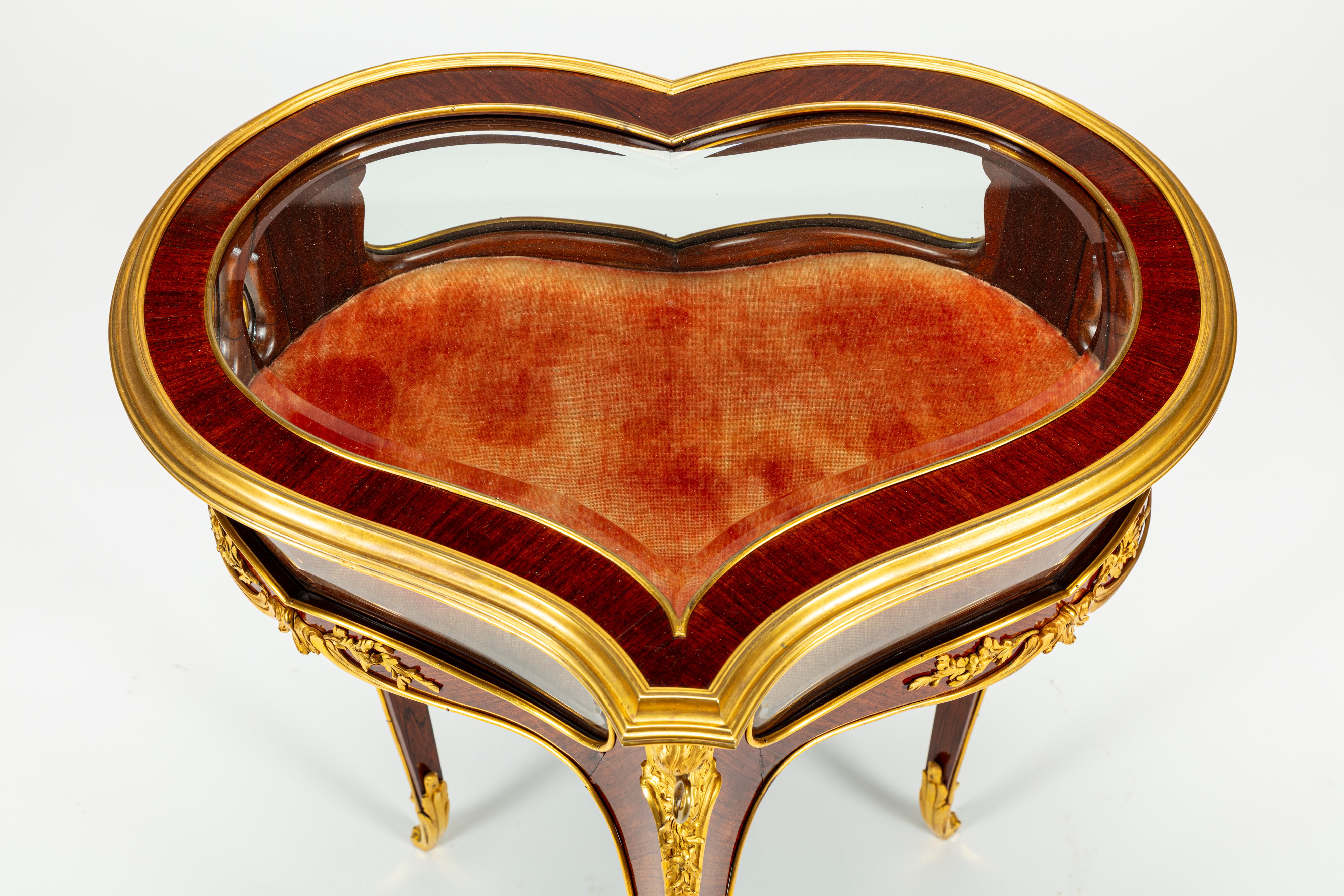 Tavolino a Vetrina a Forma di Cuore Montato con Bronzi Dorati di Joseph-emmanuel Zwiener, Francia...