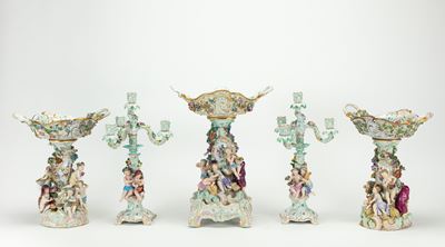Guarnitura da Camino in Porcellana Policroma Composta da Tre Alzate e Due Candelabri. Manifattura...