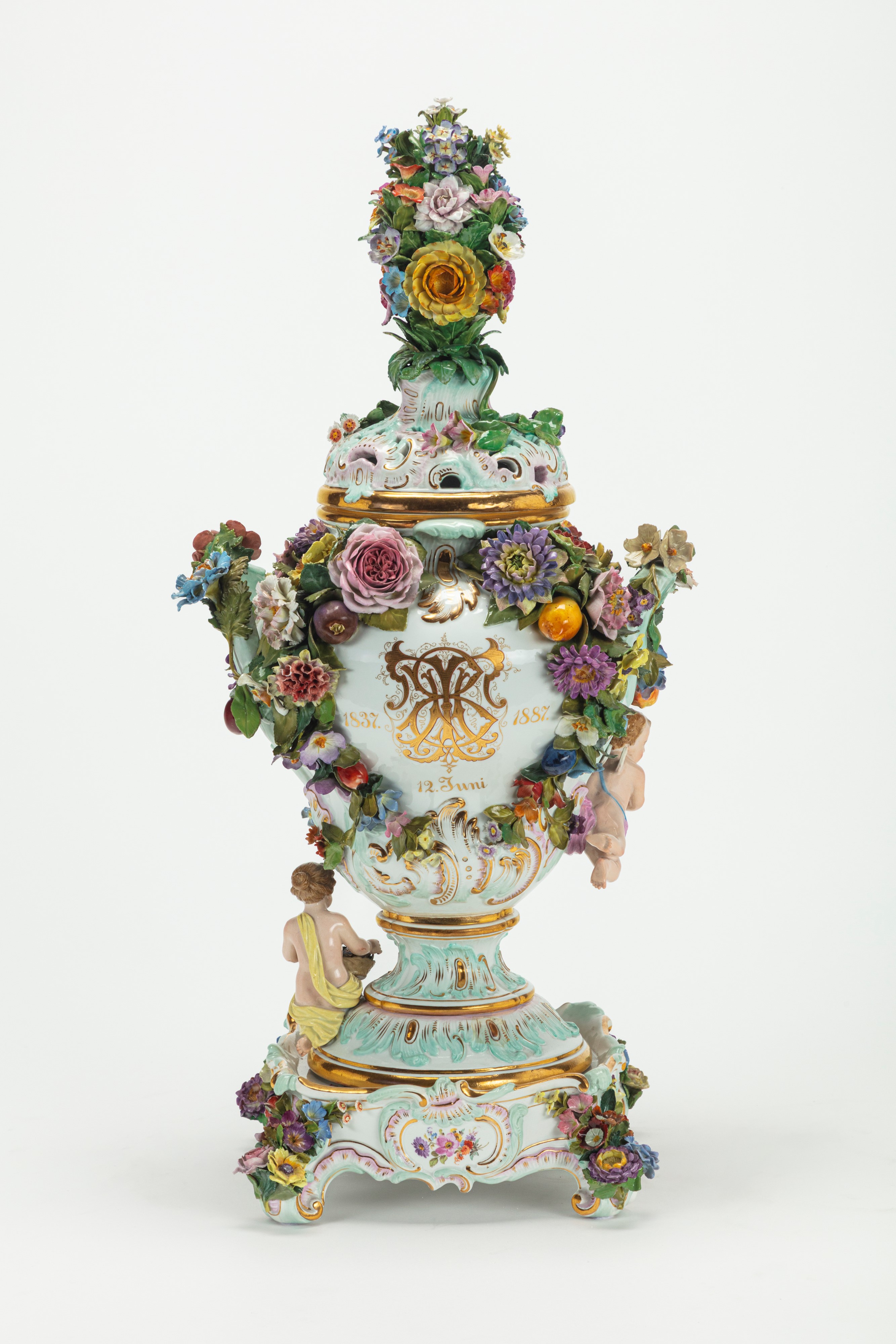 Vaso pot-pourri biansato con coperchio e base in porcellana policroma riccamente decorata a fiori...