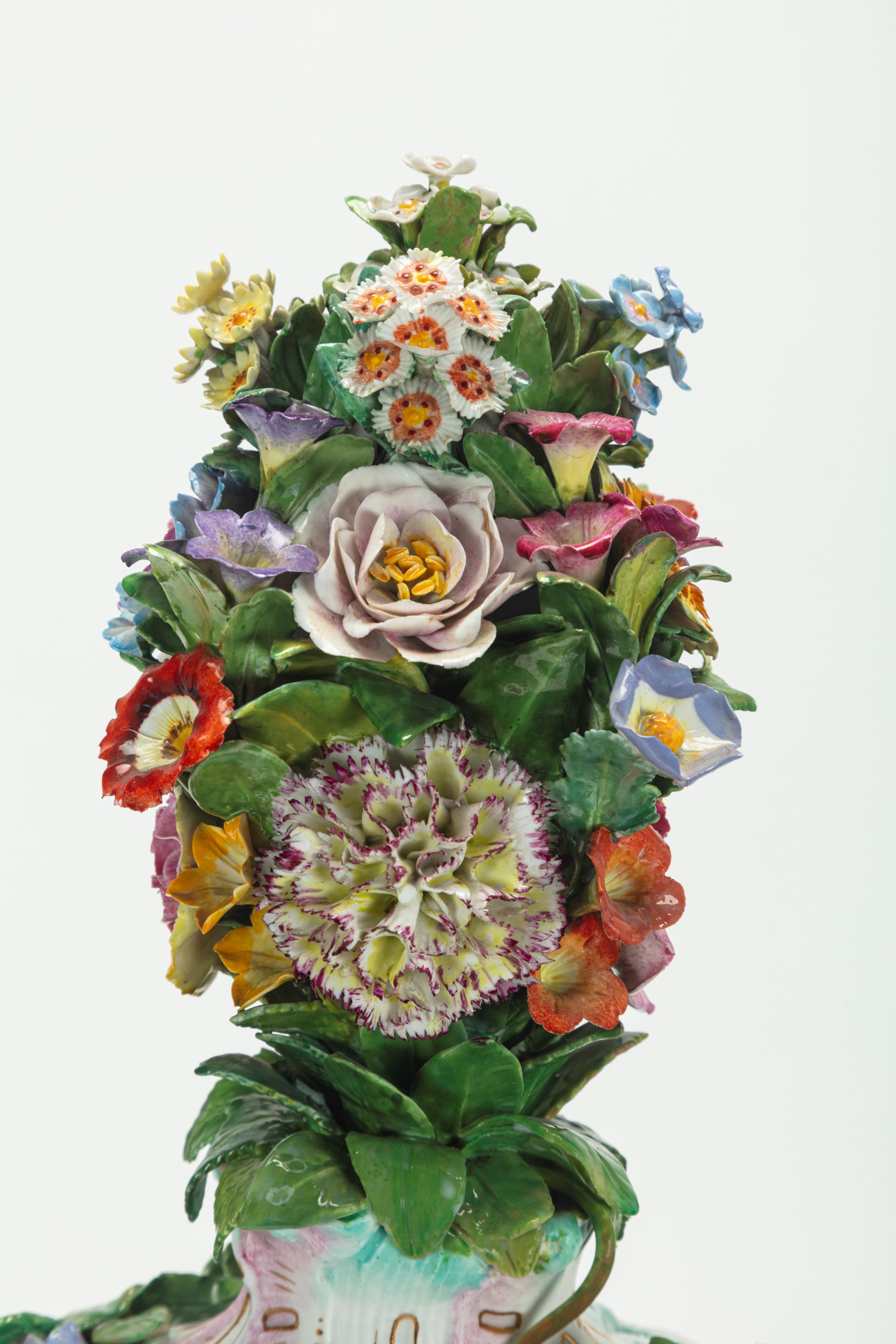 Vaso pot-pourri biansato con coperchio e base in porcellana policroma riccamente decorata a fiori...