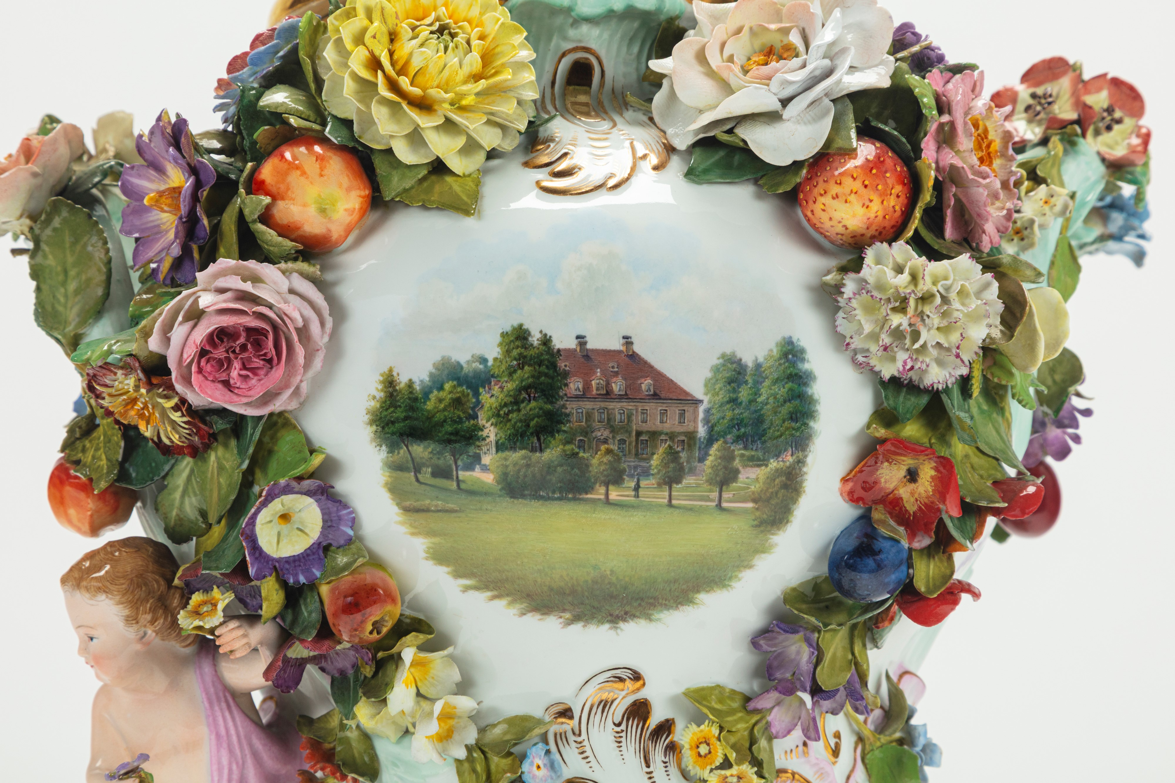 Vaso pot-pourri biansato con coperchio e base in porcellana policroma riccamente decorata a fiori...