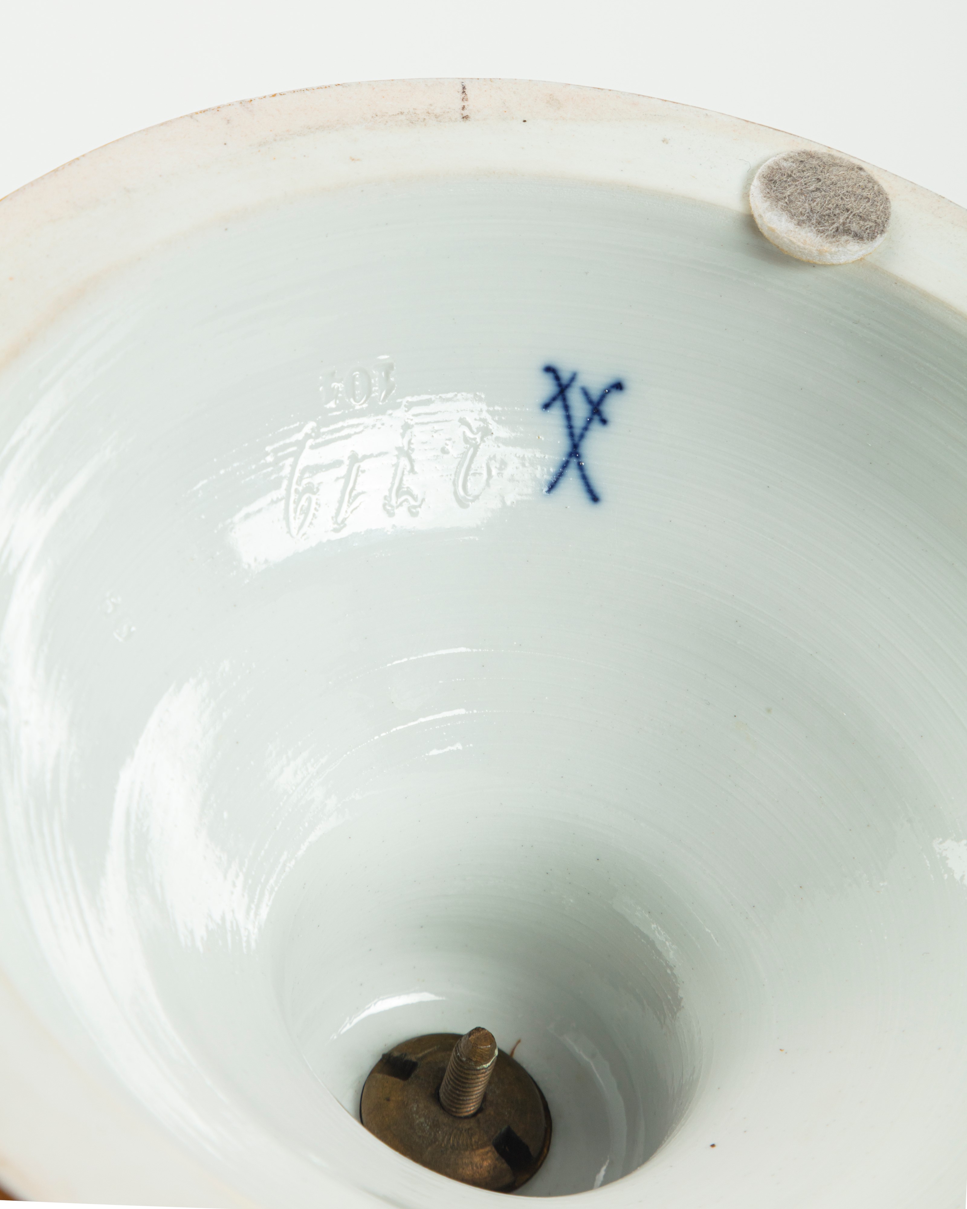 Vaso pot-pourri biansato con coperchio e base in porcellana policroma riccamente decorata a fiori...