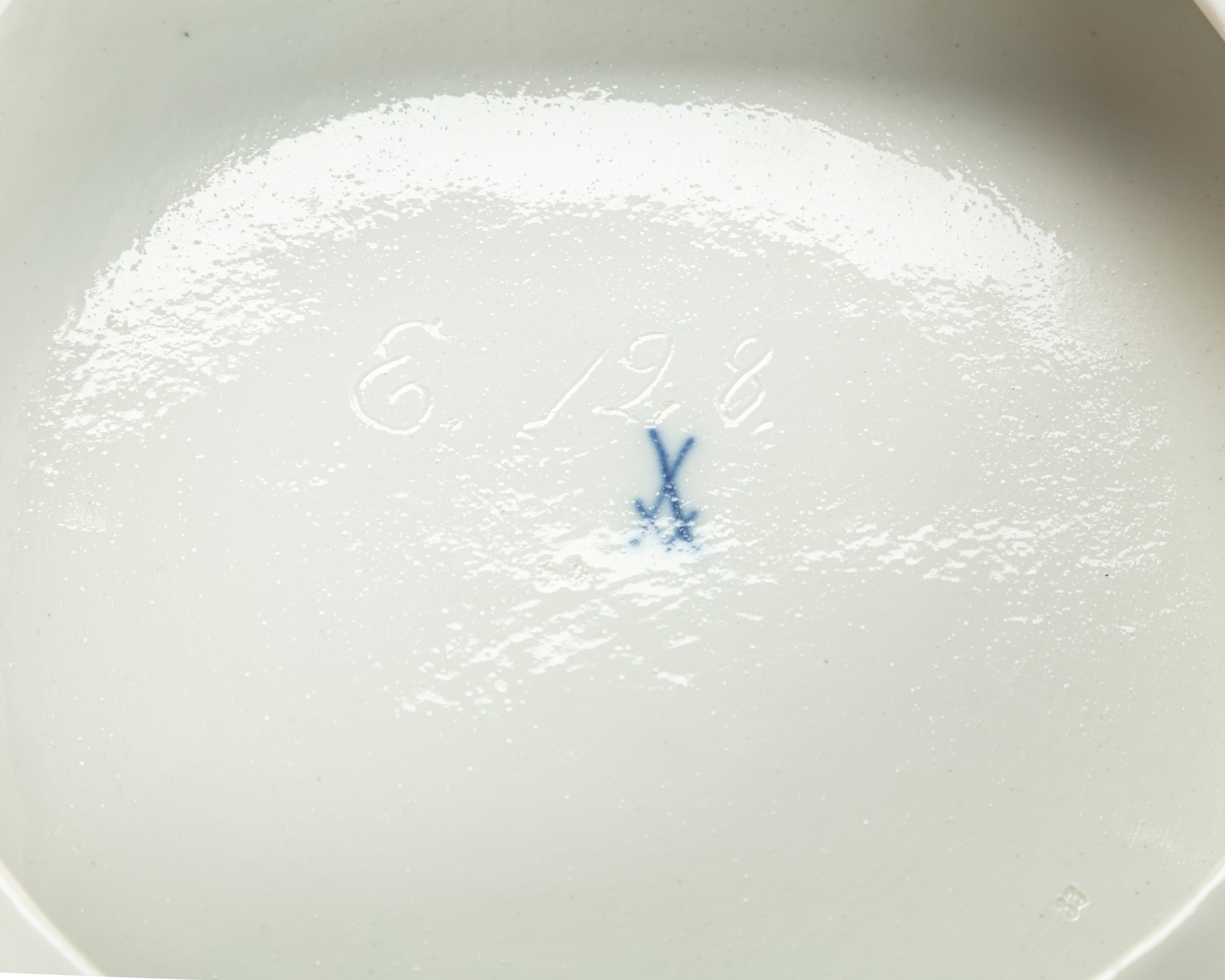 Vaso pot-pourri biansato con coperchio e base in porcellana policroma riccamente decorata a fiori...