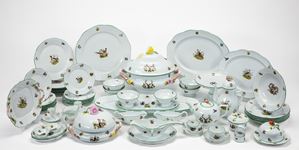 Servizio in porcellana policroma da sei. Manifattura di Herend, modello "Forest animals", secolo XX/XXI