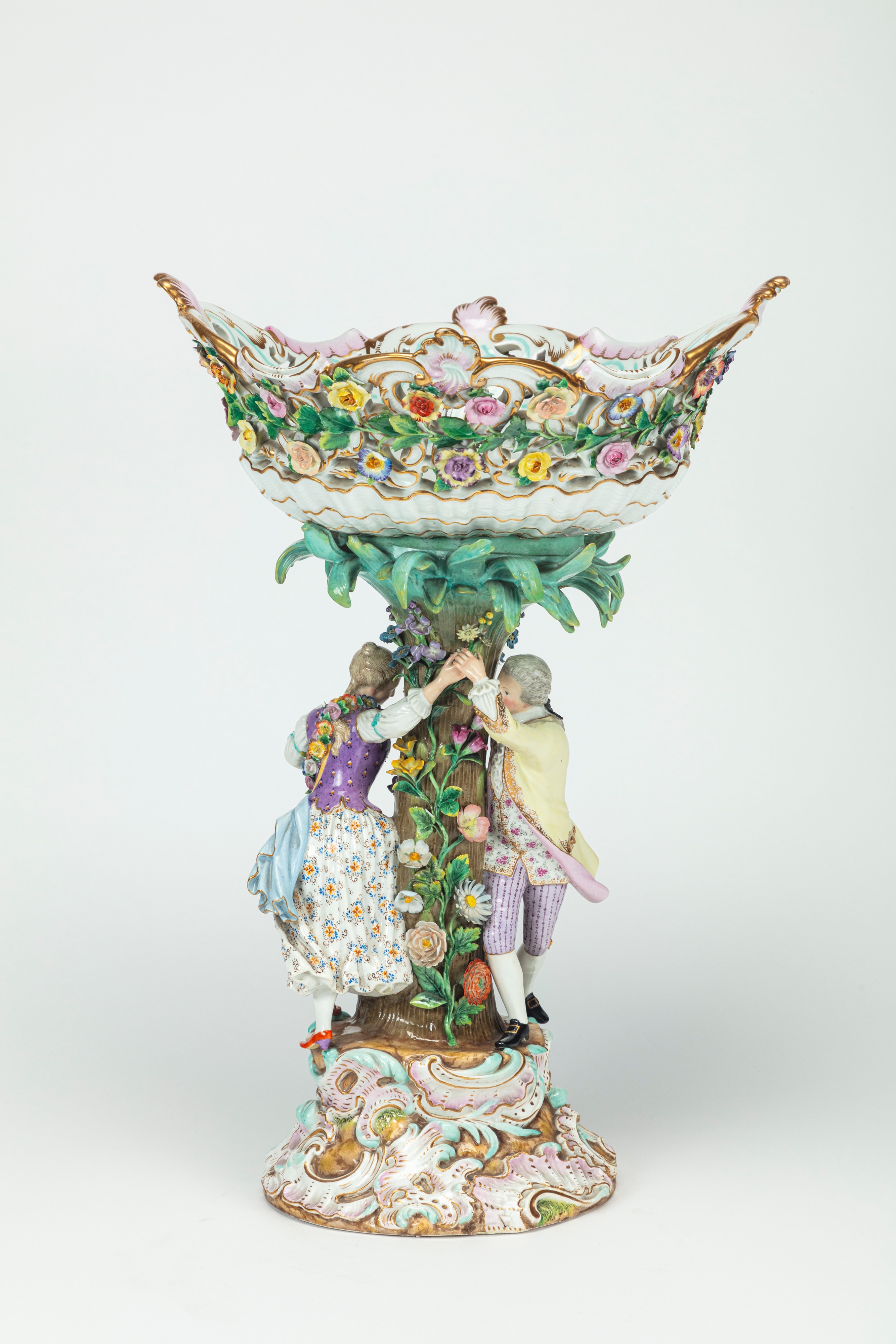 Alzata in porcellana policroma riccamente ornata da fiori, foglie e figure danzanti. Manifattura ...