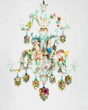 Lampadario a due ordini in porcellana policroma. Manifattura di Meissen, secolo XIX