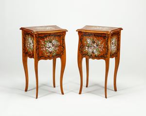 Coppia di comodini dipinti a motivi floreali, secolo XX.