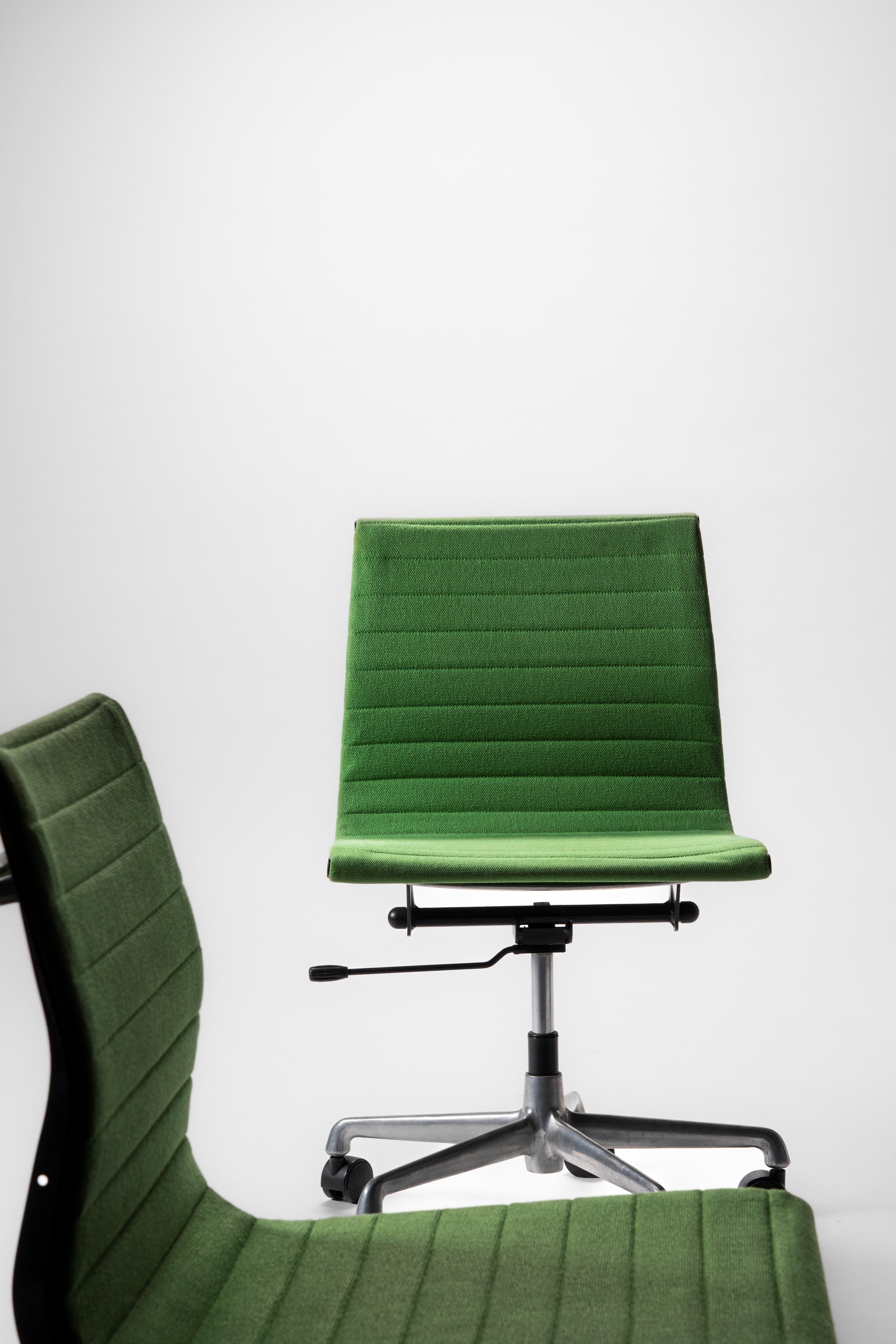 Charles & Ray Eames - Set di Sei Sedie Modello Aluminium Chairs Modello No. Ea 117
