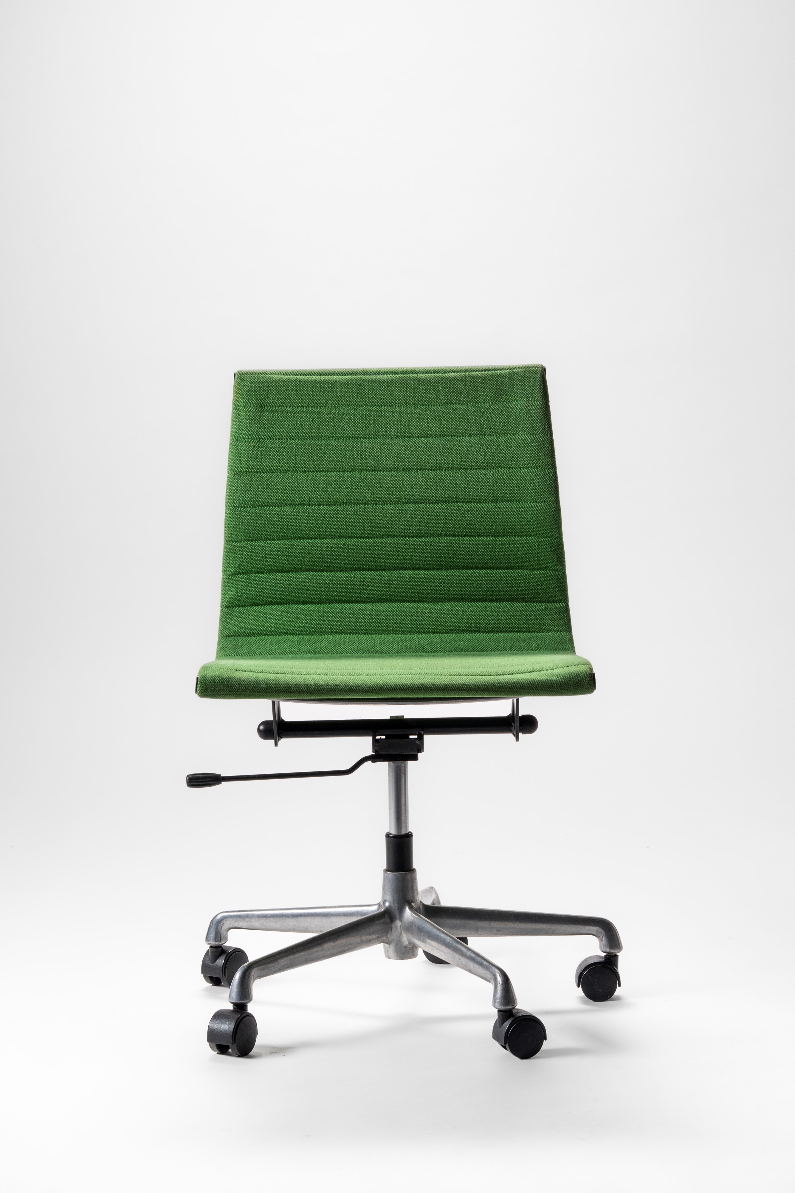 Charles & Ray Eames - Set di Sei Sedie Modello Aluminium Chairs Modello No. Ea 117