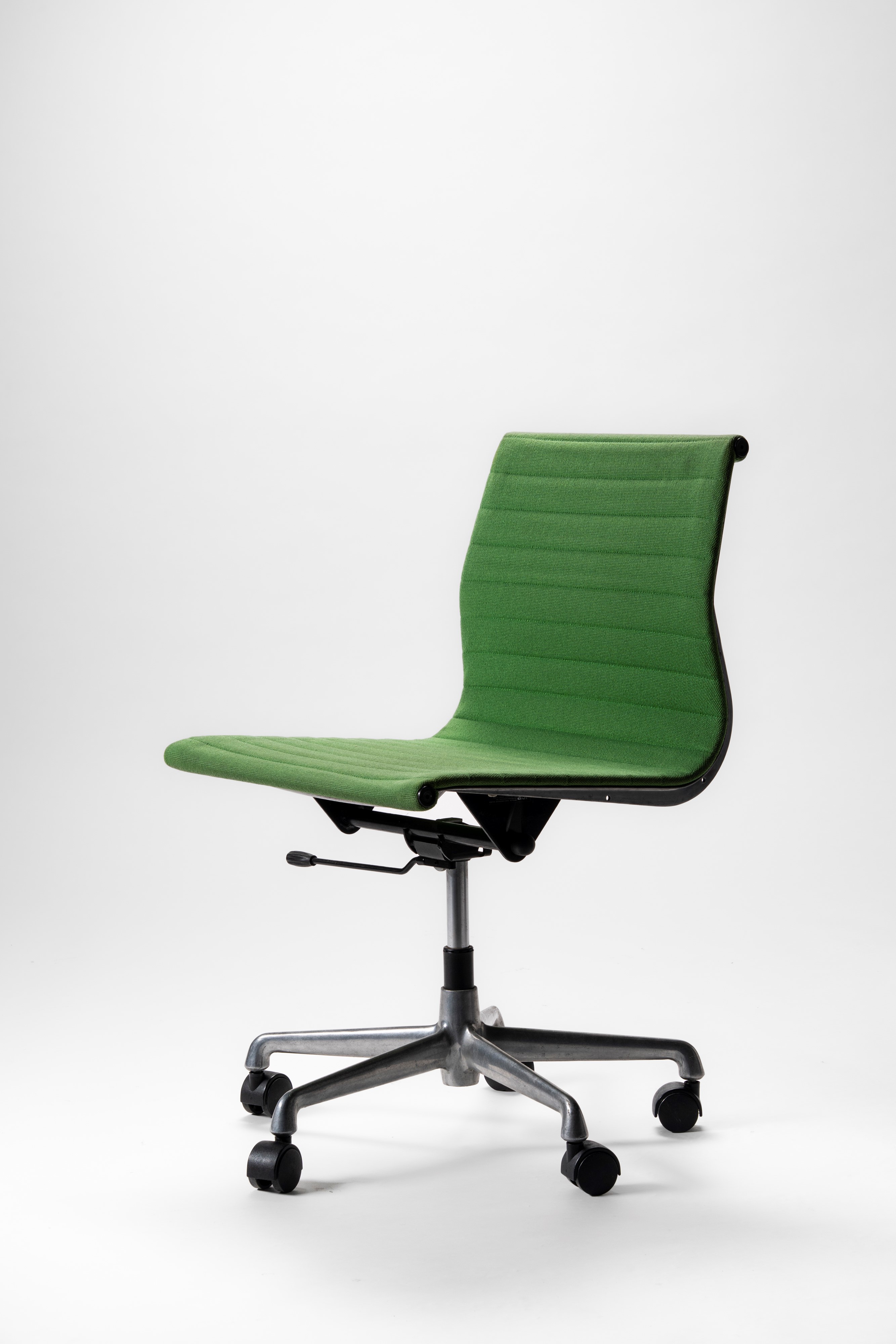 Charles & Ray Eames - Set di Sei Sedie Modello Aluminium Chairs Modello No. Ea 117