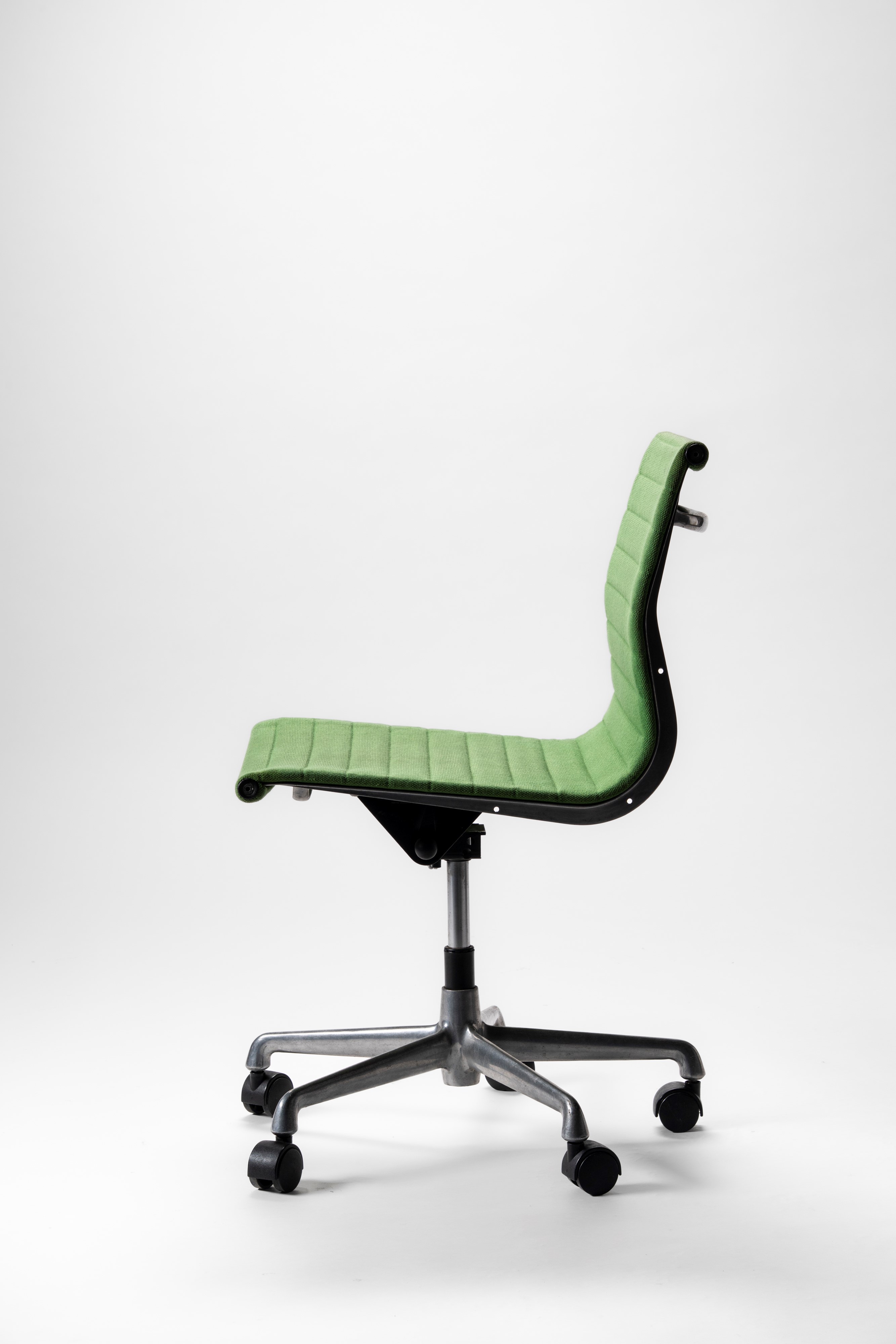 Charles & Ray Eames - Set di Sei Sedie Modello Aluminium Chairs Modello No. Ea 117
