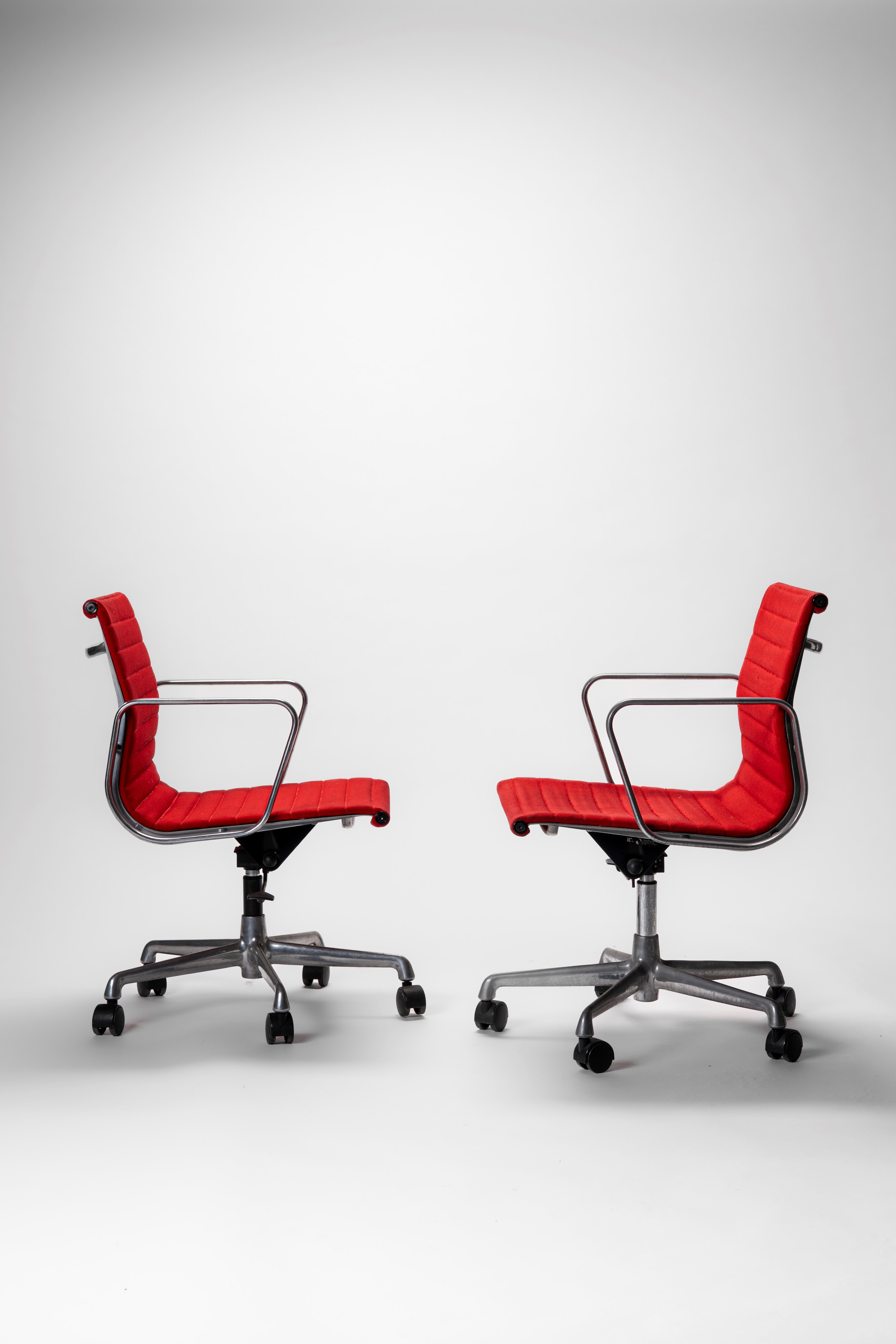 Charles & Ray Eames - Coppia di Sedie della Serie Aluminium Chairs Modello No. Ea 117