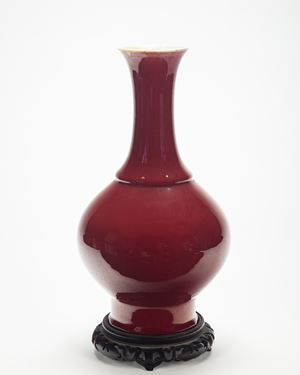Vaso a bottiglia a invetriatura sangue di bue. Cina, secolo XIX