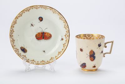 Rara Tazza con Piattino in Porcellana con Decoro Policromo a Farfalle e Insetti. Manifattura di C...