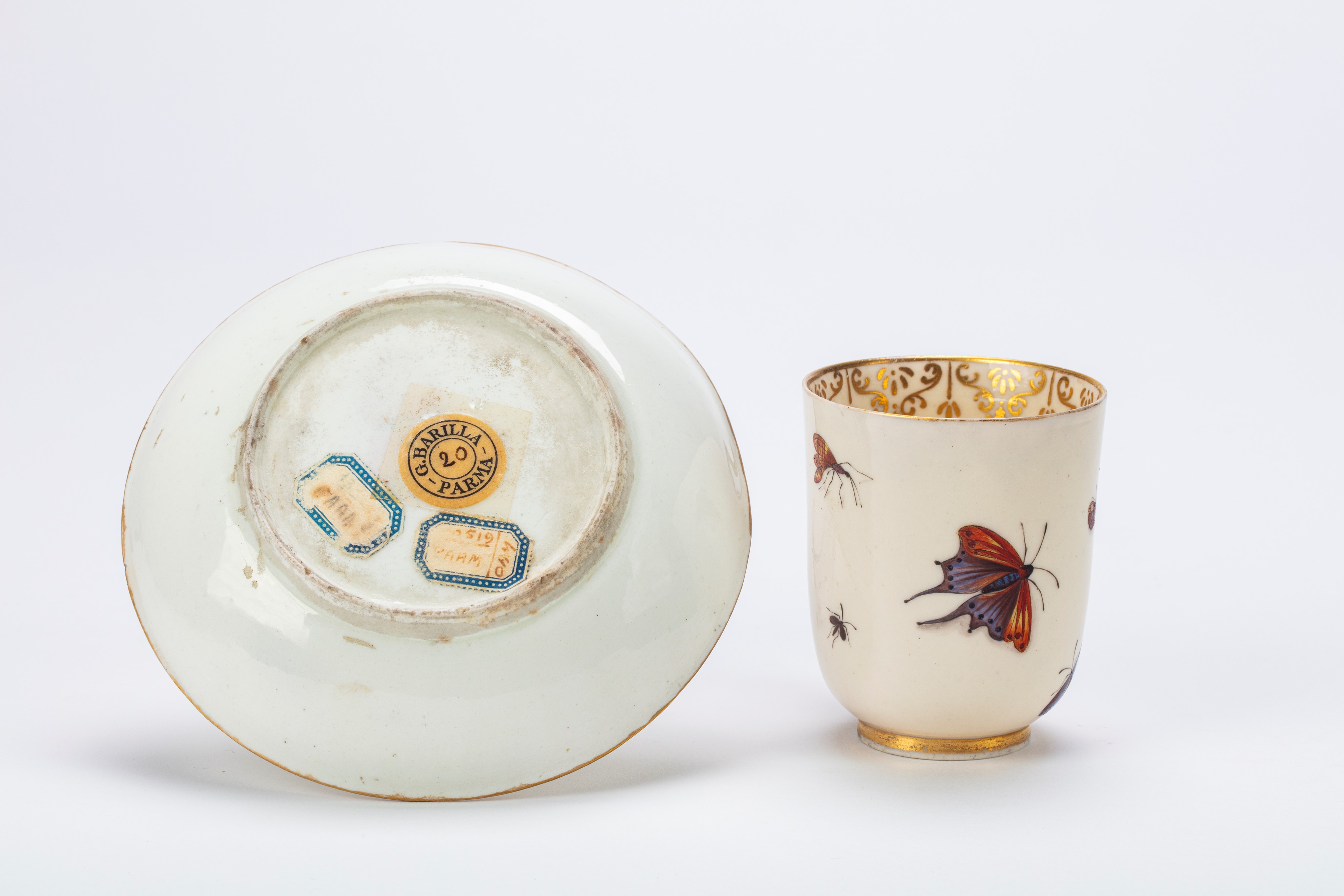 Rara Tazza con Piattino in Porcellana con Decoro Policromo a Farfalle e Insetti. Manifattura di C...