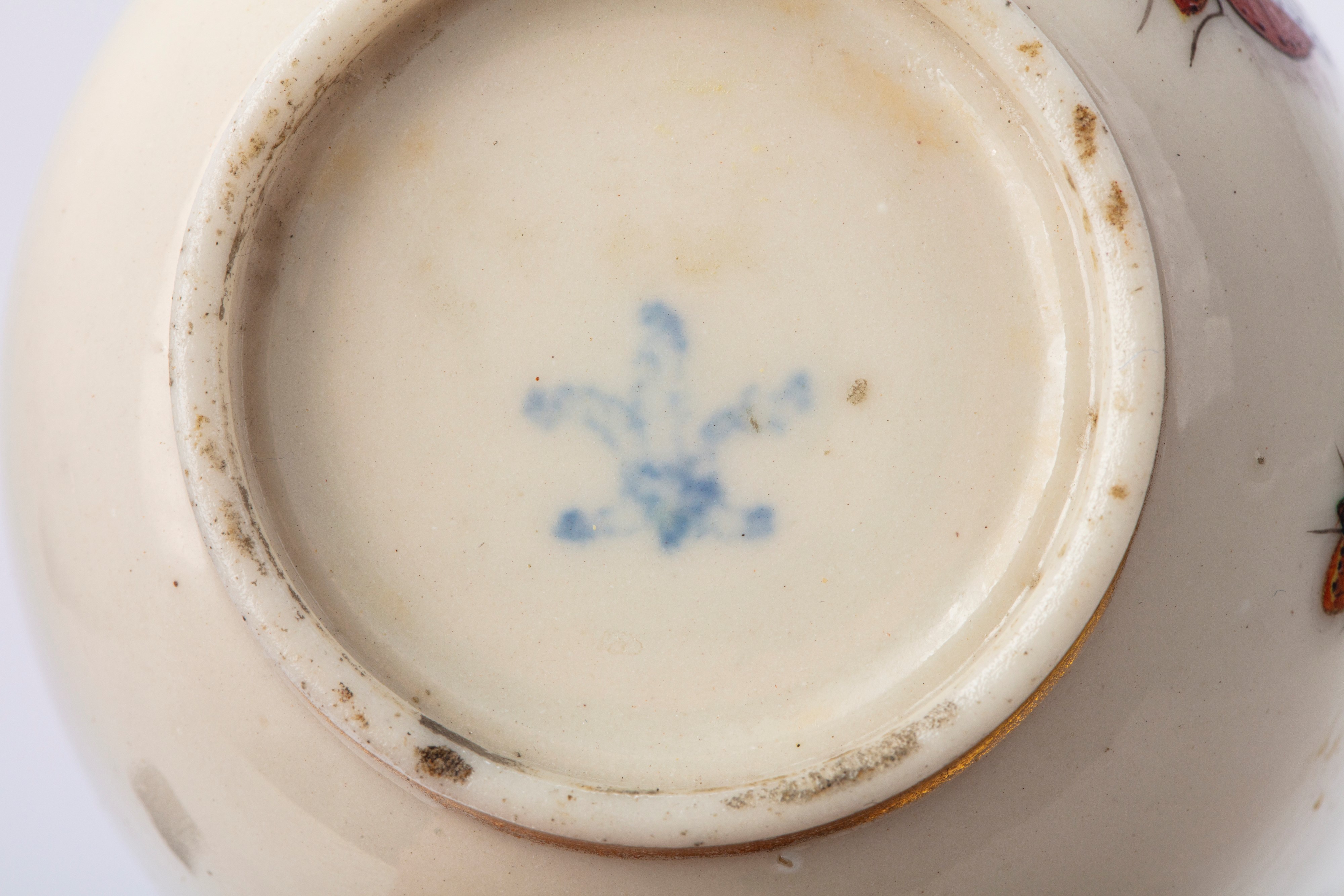 Rara Tazza con Piattino in Porcellana con Decoro Policromo a Farfalle e Insetti. Manifattura di C...