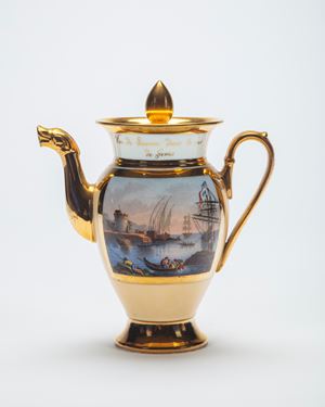 Porcelain coffee pot. French manufacture, early 19th century