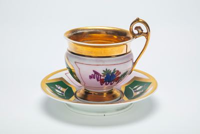 Parigi, tazza con piatto in porcellana, prima metà del XIX secolo