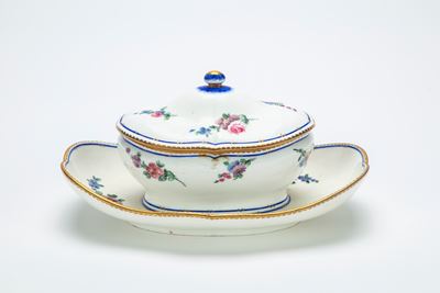 Manifattura di Sèvres, Salsiera con coperchio in porcellana, 1768 circa