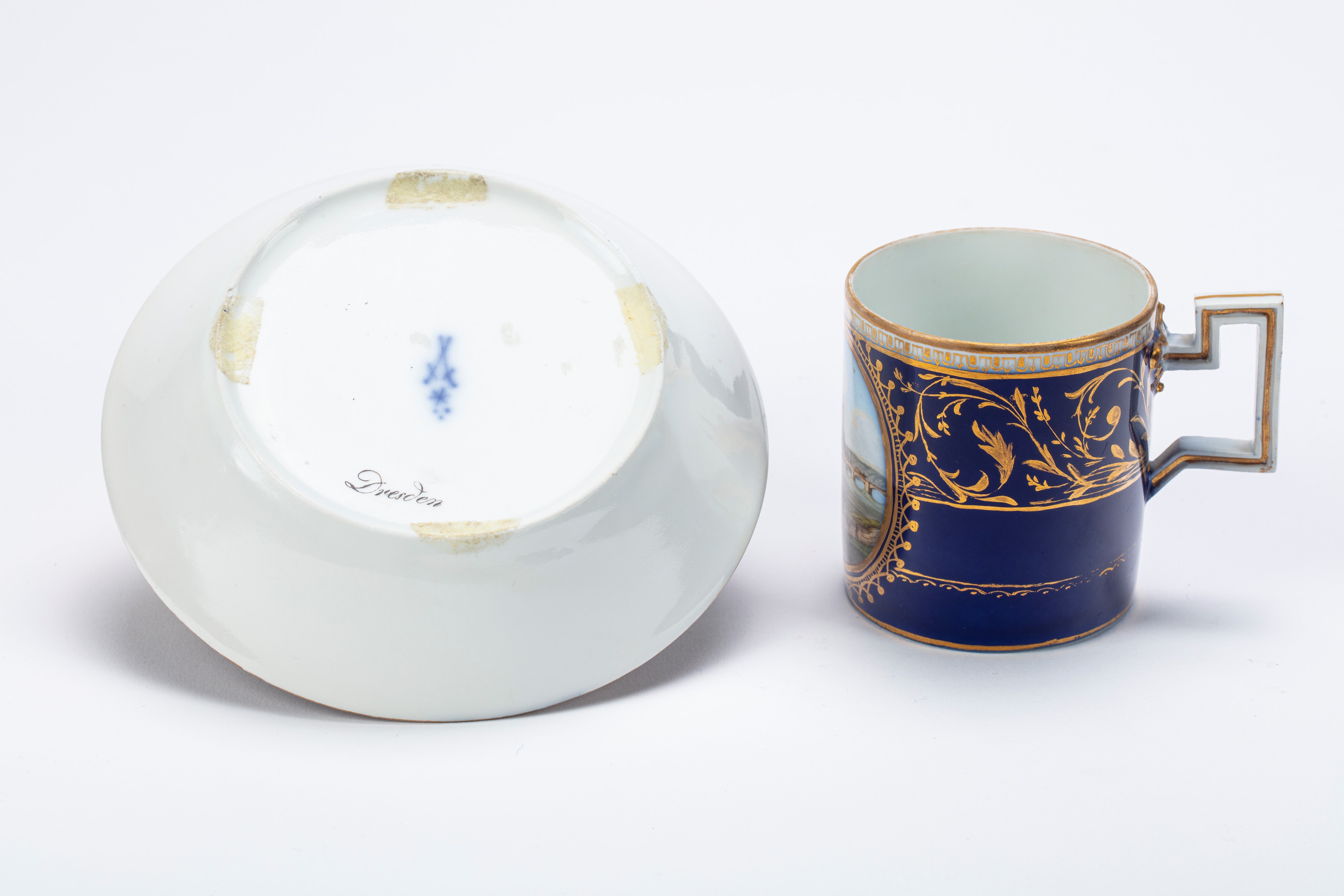 Manifattura di Meissen, Tazza a “litron” con piattino, vedute policrome di Meissen e Dresda (c. 1...