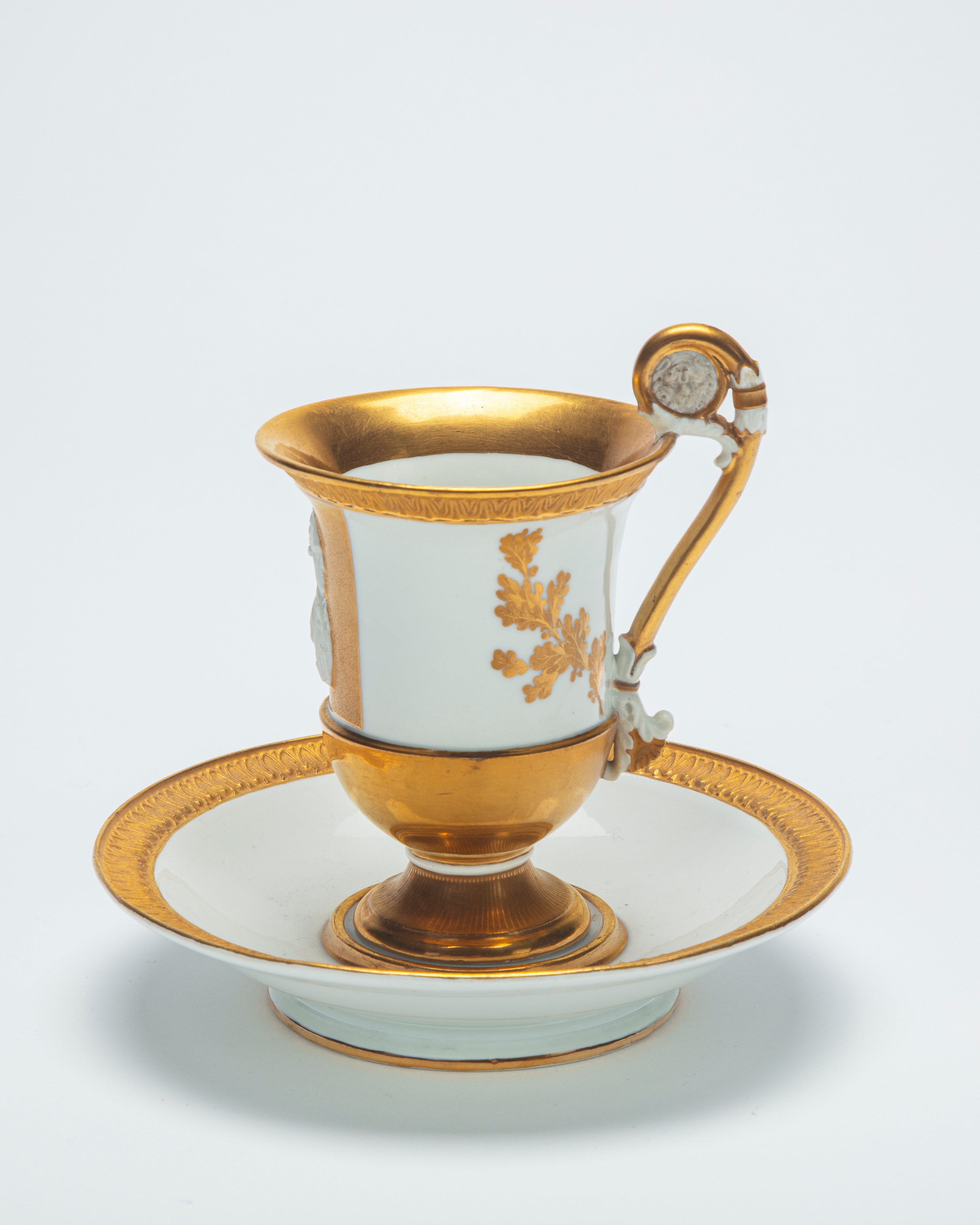 Rara Tazza con Piattino in Porcellana Bianca e in Oro Lucido e Opaco con Profilo in Biscuit. Mani...