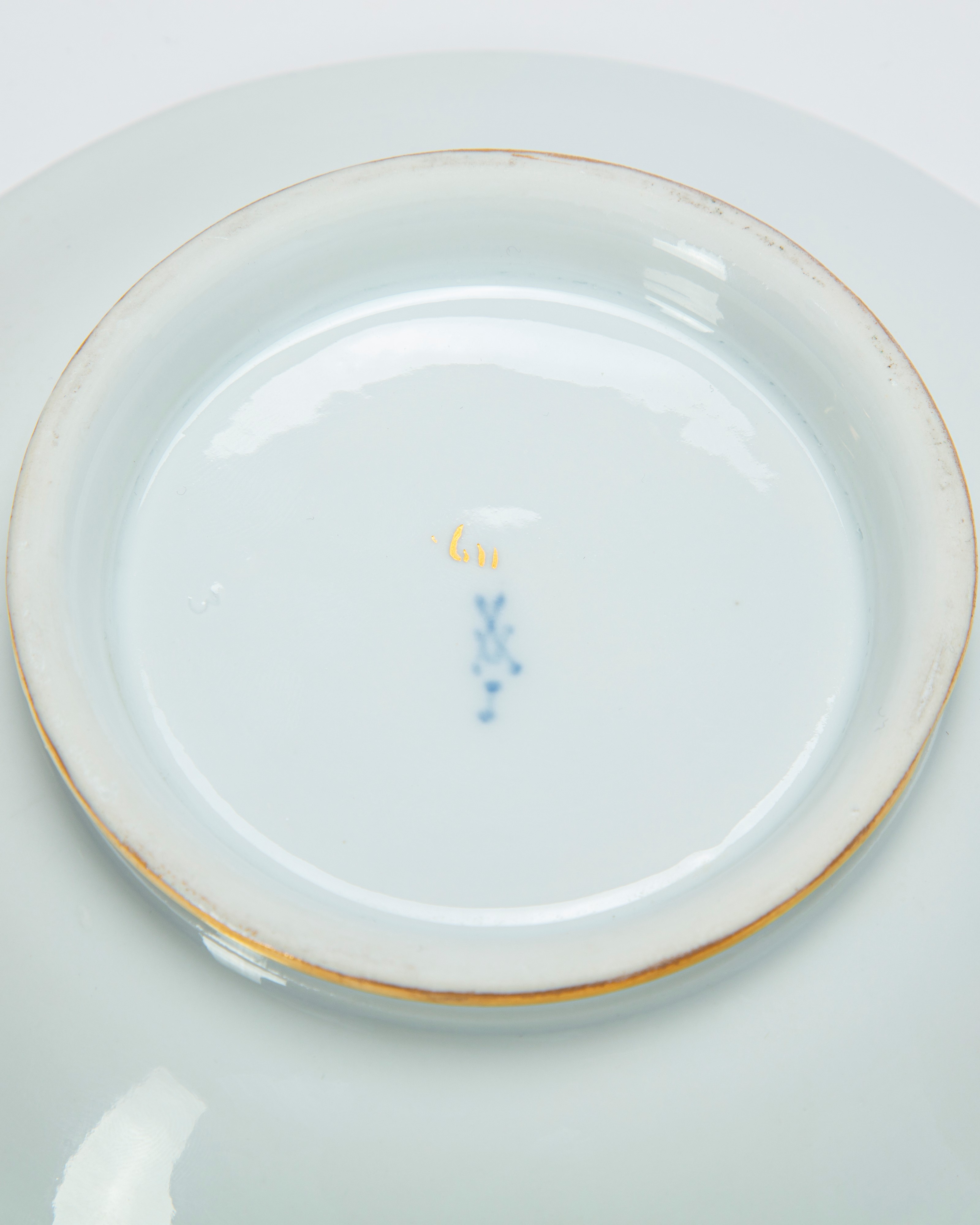 Rara Tazza con Piattino in Porcellana Bianca e in Oro Lucido e Opaco con Profilo in Biscuit. Mani...