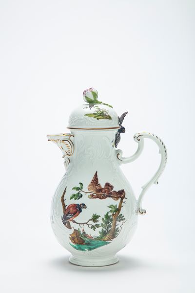 Rara Caffettiera con Coperchio in Porcellana Policroma a Rilievo. Manifattura di Meissen, 1750-17...