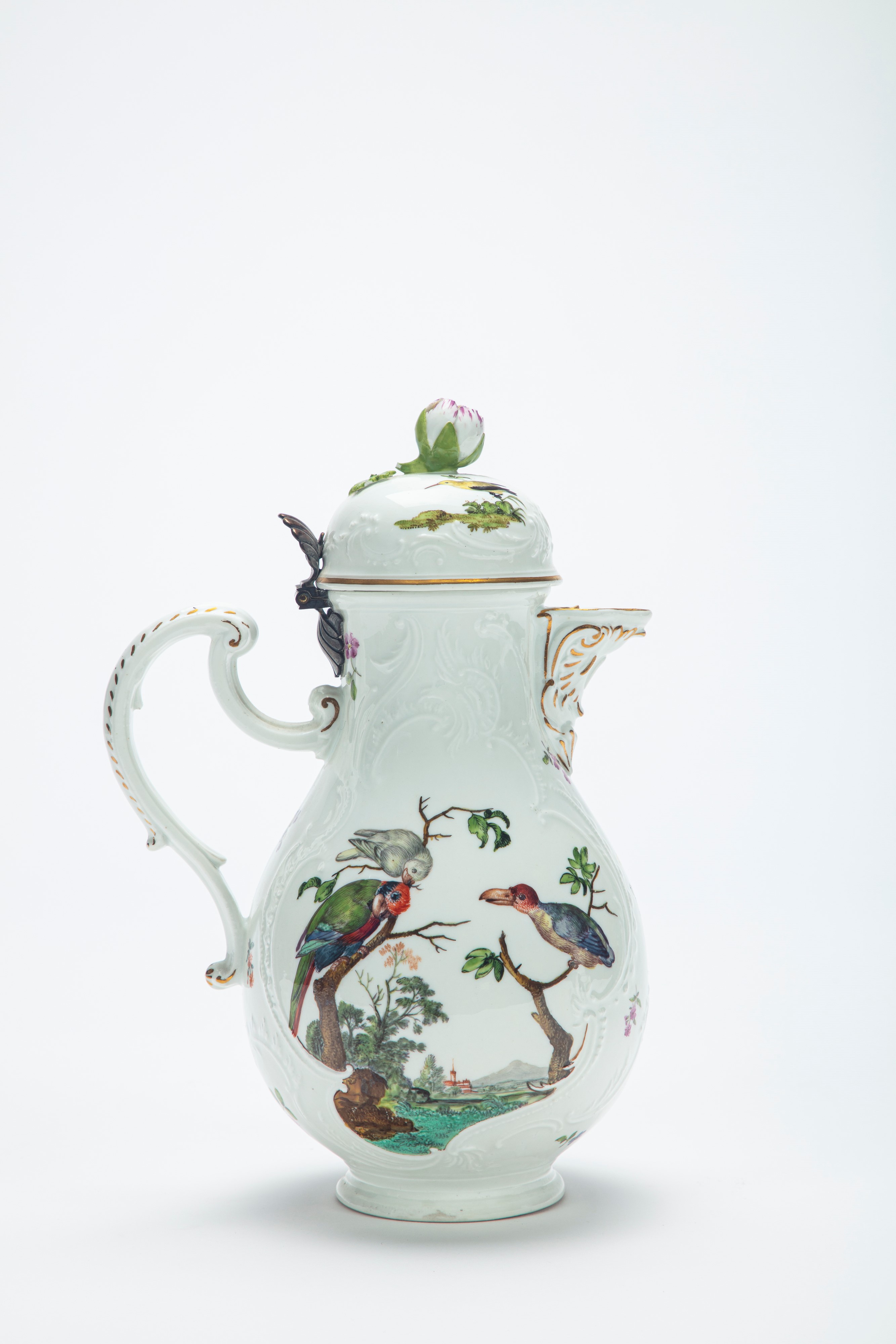 Rara Caffettiera con Coperchio in Porcellana Policroma a Rilievo. Manifattura di Meissen, 1750-17...
