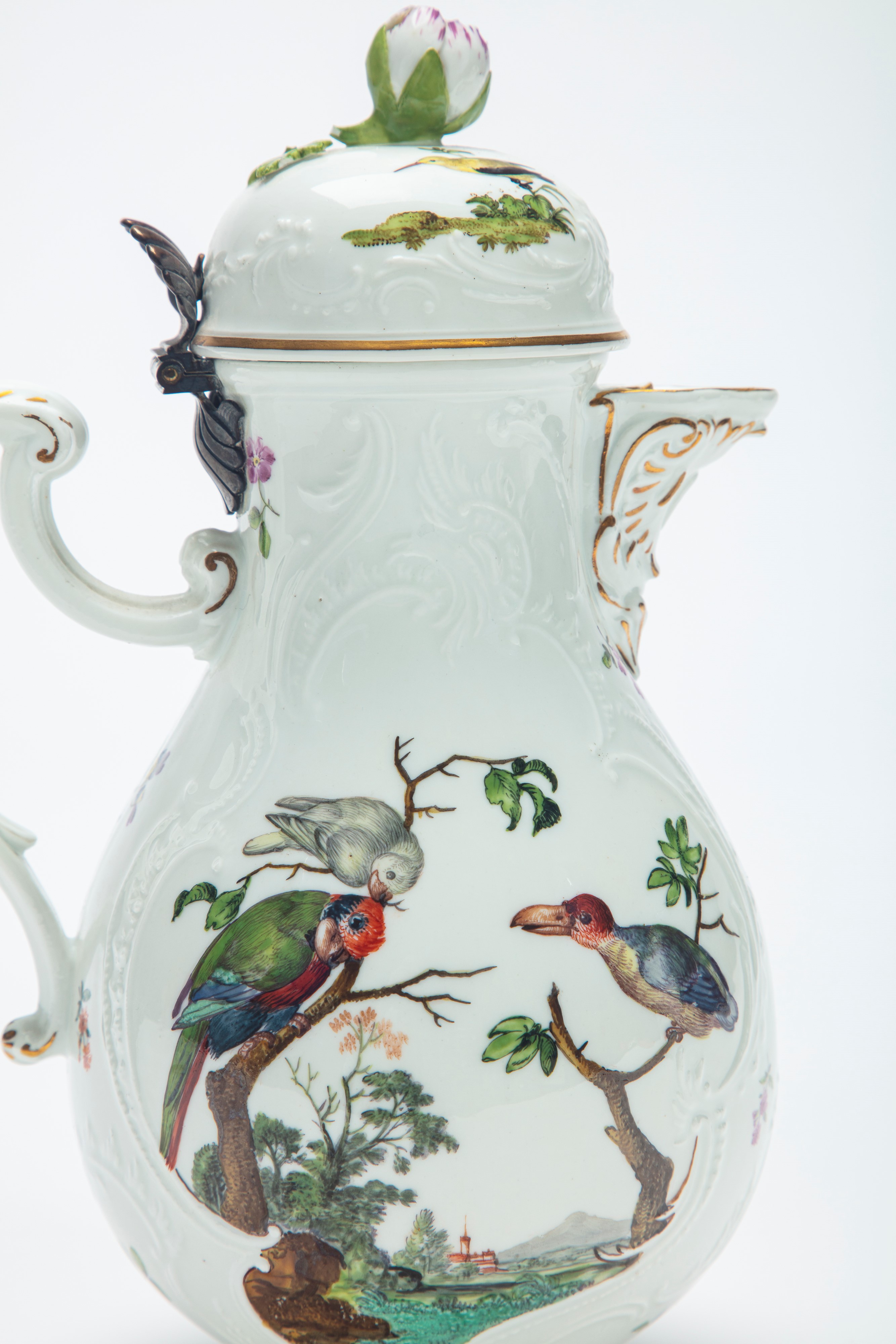 Rara Caffettiera con Coperchio in Porcellana Policroma a Rilievo. Manifattura di Meissen, 1750-17...