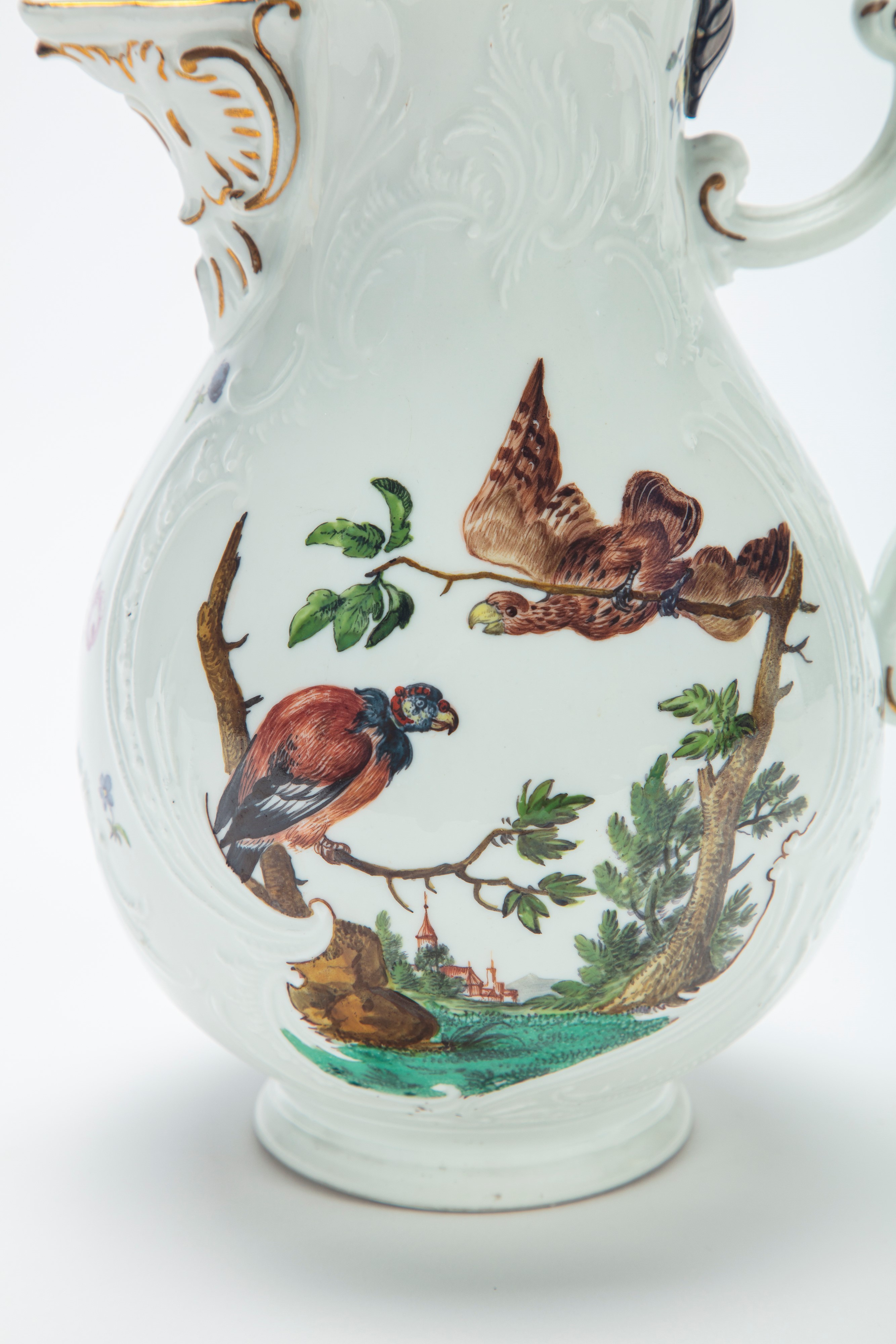 Rara Caffettiera con Coperchio in Porcellana Policroma a Rilievo. Manifattura di Meissen, 1750-17...
