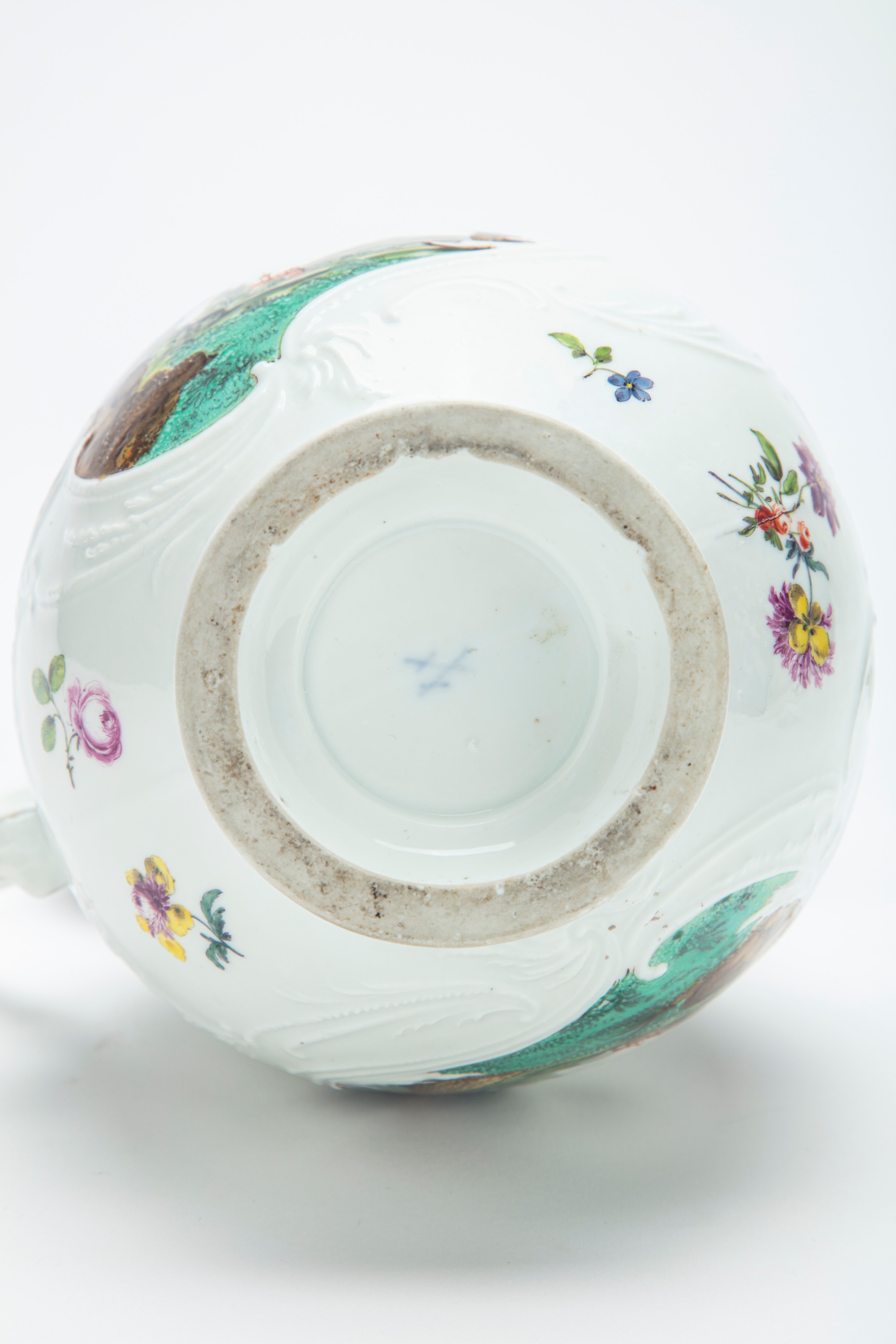 Rara Caffettiera con Coperchio in Porcellana Policroma a Rilievo. Manifattura di Meissen, 1750-17...
