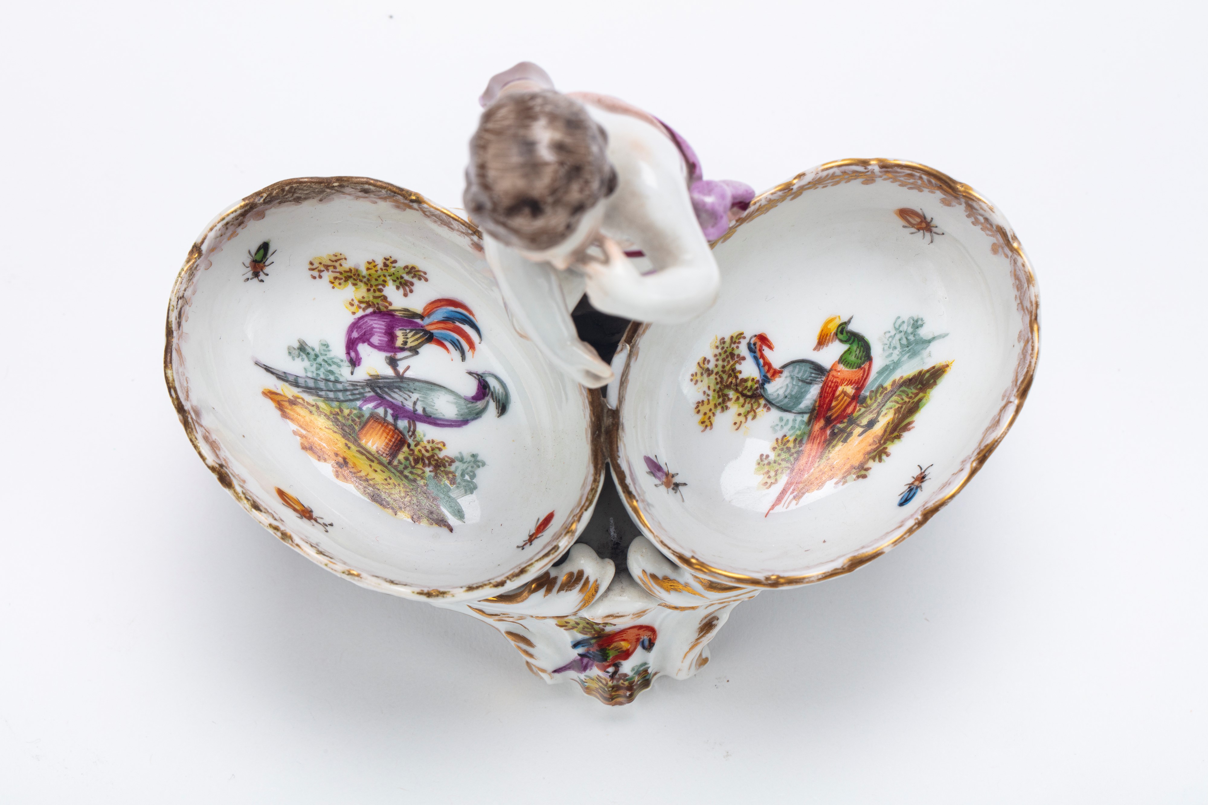 Manifattura di Berlino (secolo XVIII), Saliera in porcellana con putto e decoro policromo
