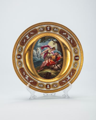 Importante Piatto in Porcellana Policroma e Oro. Manifattura Imperiale, Vienna, 1823 Circa