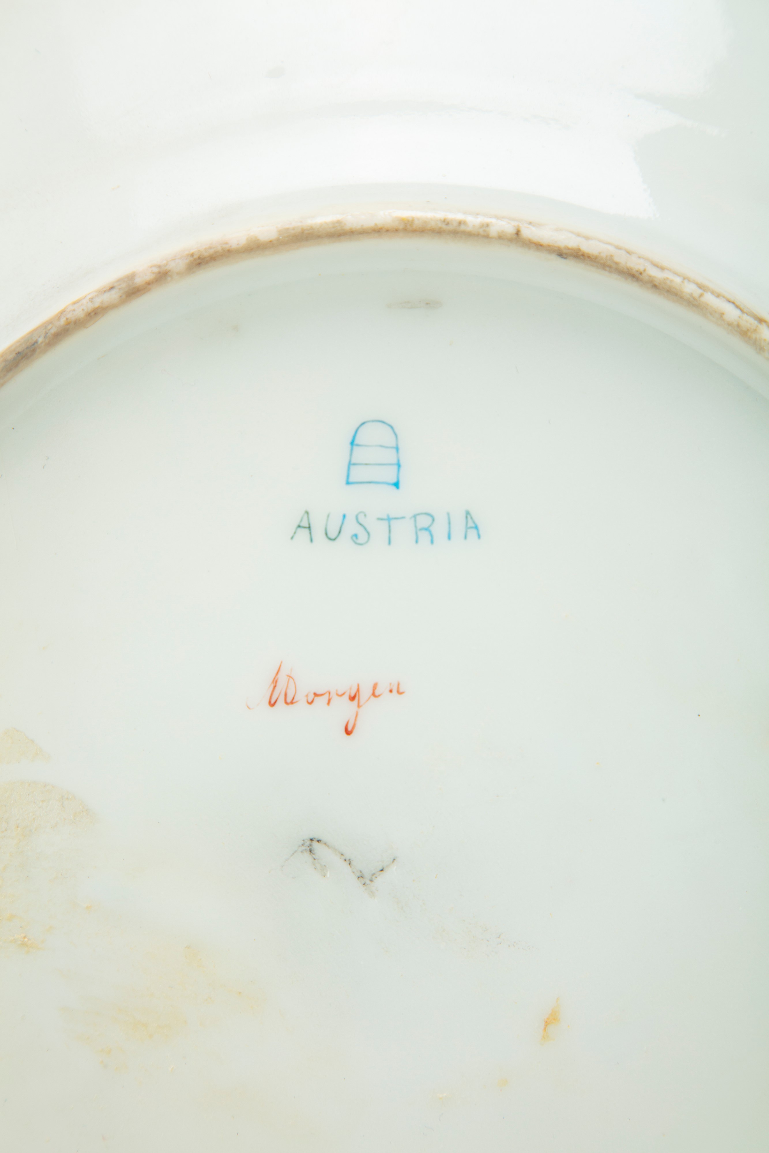 Rosley, Piatto in porcellana policroma a fondo oro con busto di donna (Manifattura austriaca, fin...