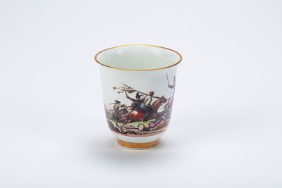 Importante Tazza in Porcellana Policroma Decorata con Rara Scena di Battaglia. Manifattura di Mei...