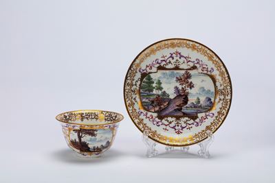 Importante Tazzina da Tè con Piattino in Porcellana. Manifattura di Meissen, 1725 Circa