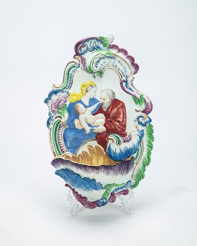 Ginori (Doccia), Rara acquasantiera in porcellana policroma con bassorilievo della Sacra Famiglia