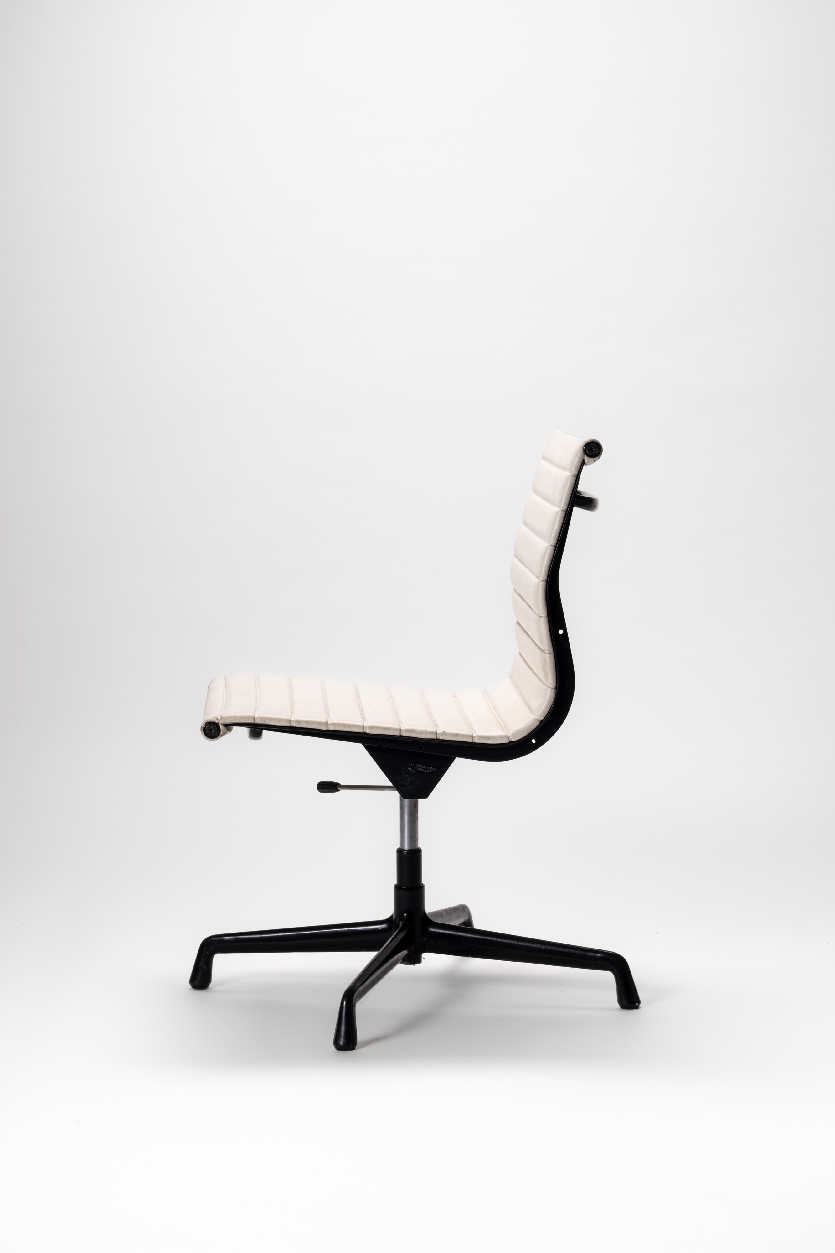 Charles & Ray Eames - Sedia della Serie Aluminium Chair Modello No. Ea 101