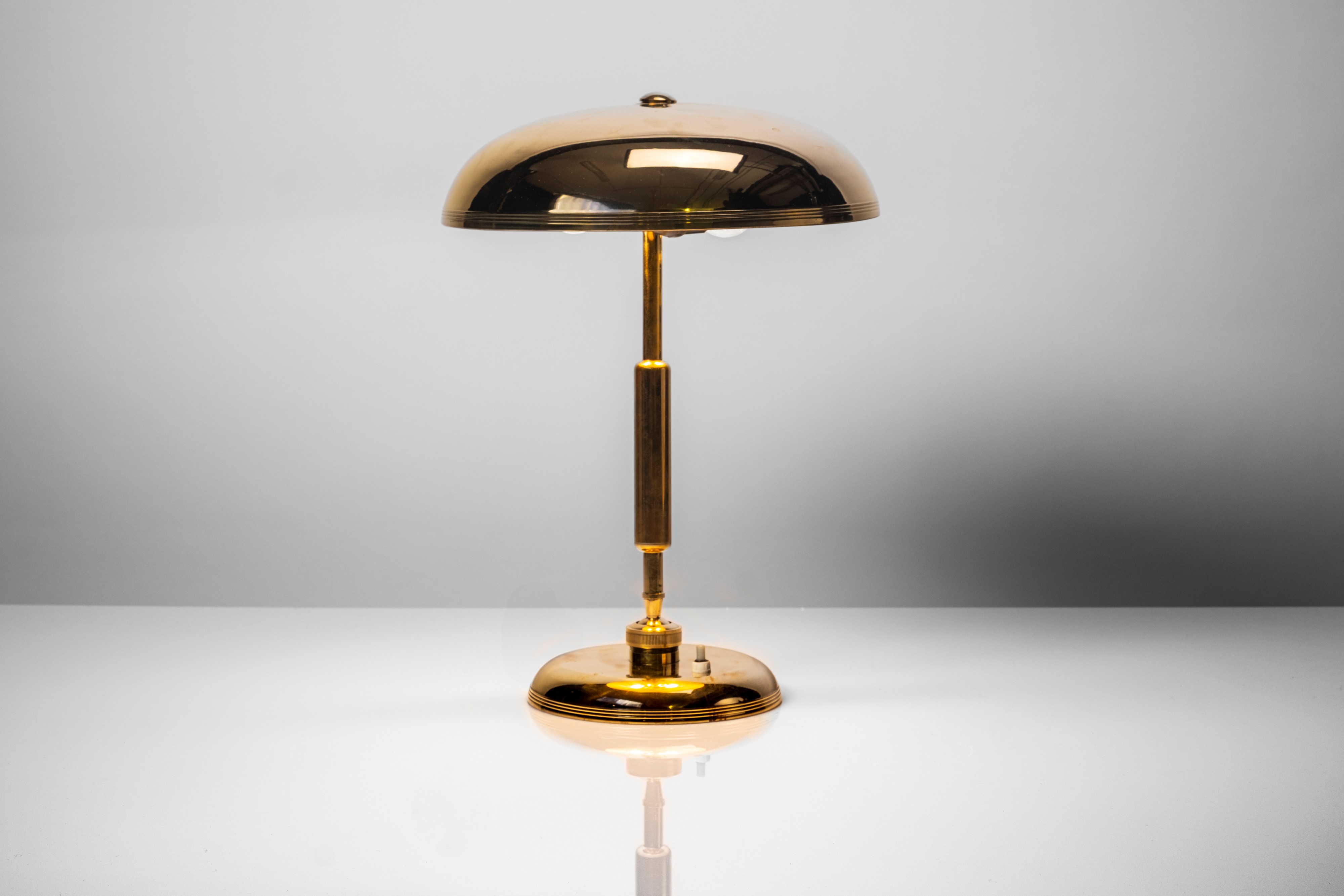 Lampada da tavolo orientabile