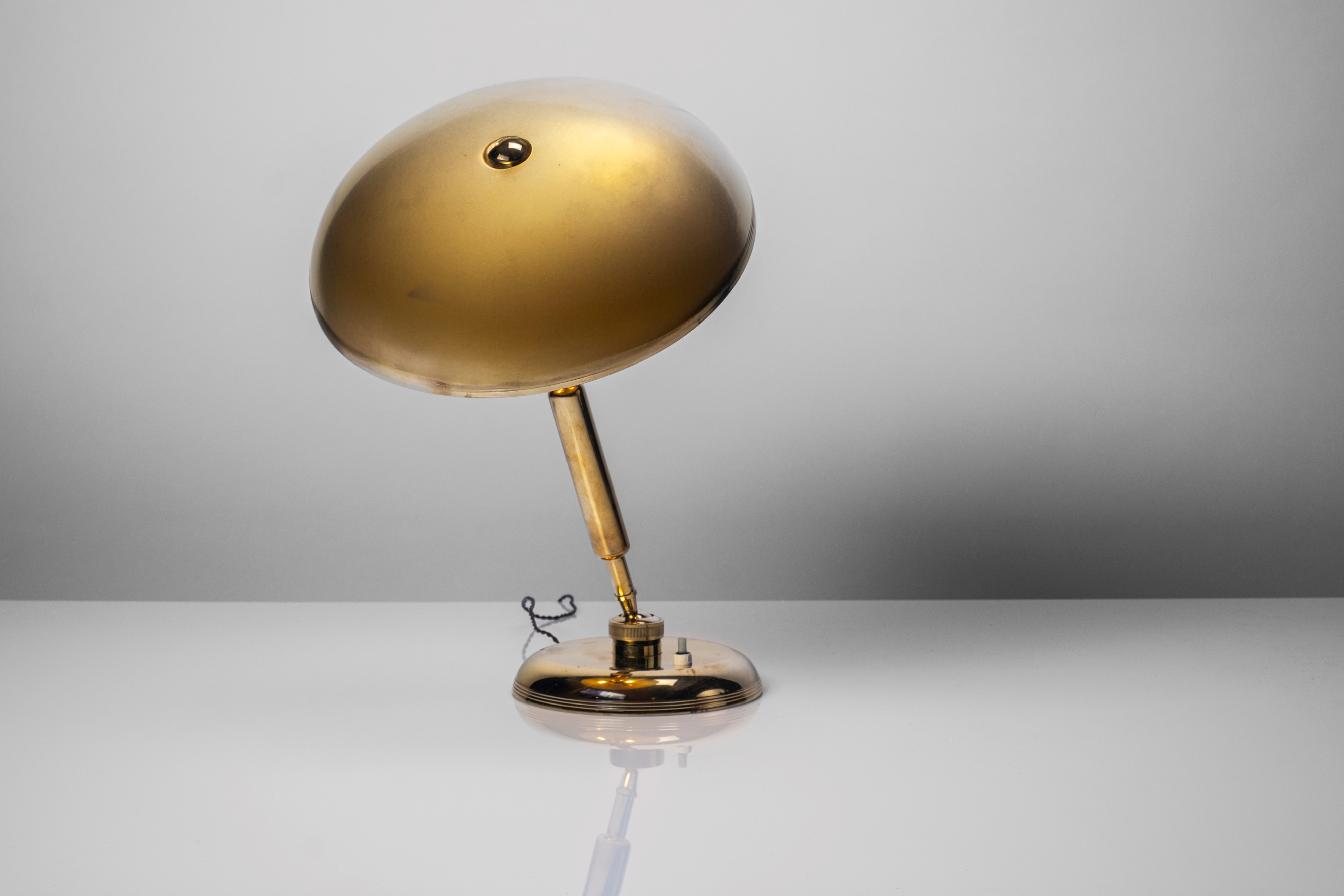 Lampada da tavolo orientabile